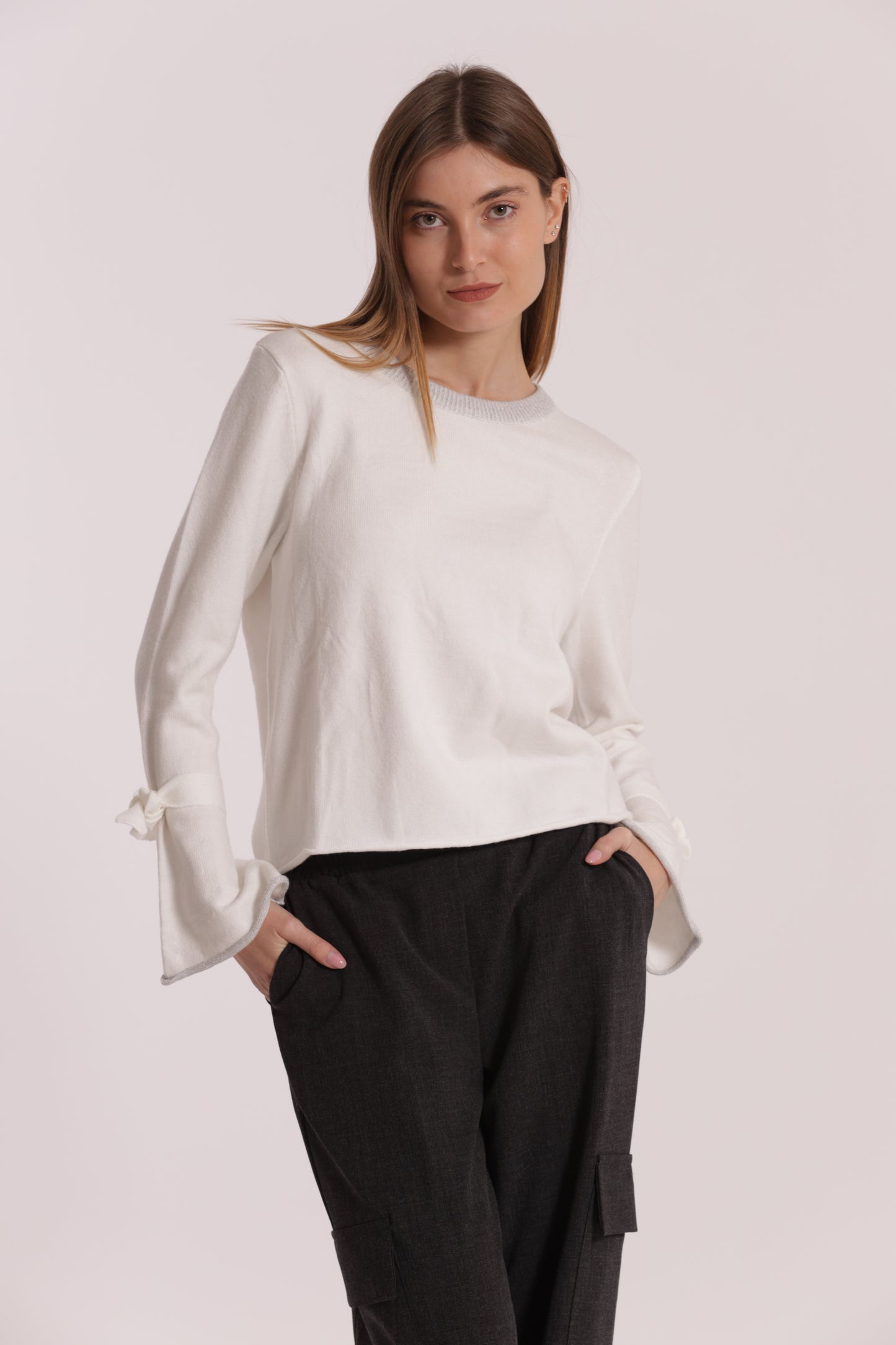 MAGLIA SCOLLO TONDO CON FIOCCHI SULLA MANICA