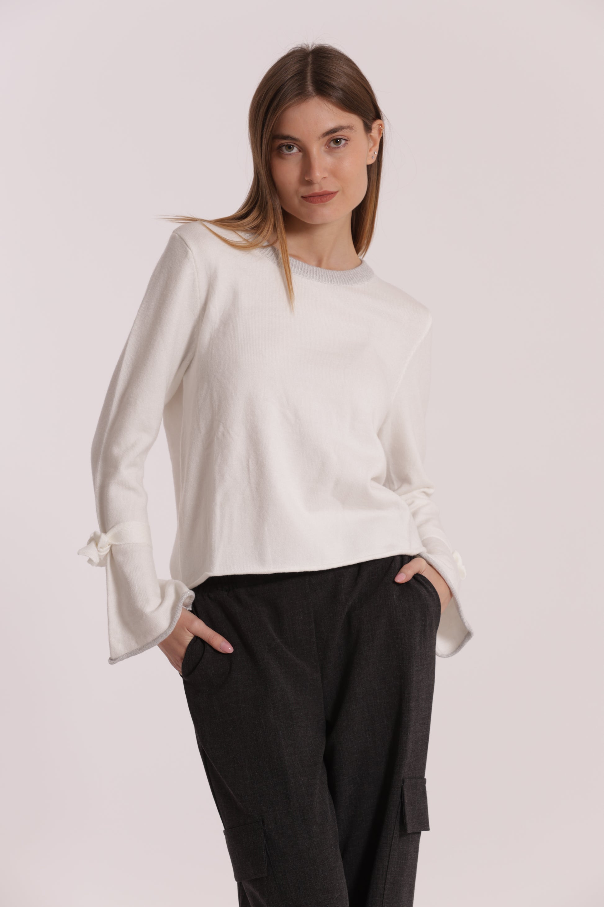 MAGLIA SCOLLO TONDO CON FIOCCHI SULLA MANICA