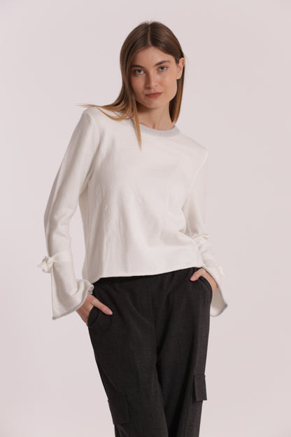 MAGLIA SCOLLO TONDO CON FIOCCHI SULLA MANICA