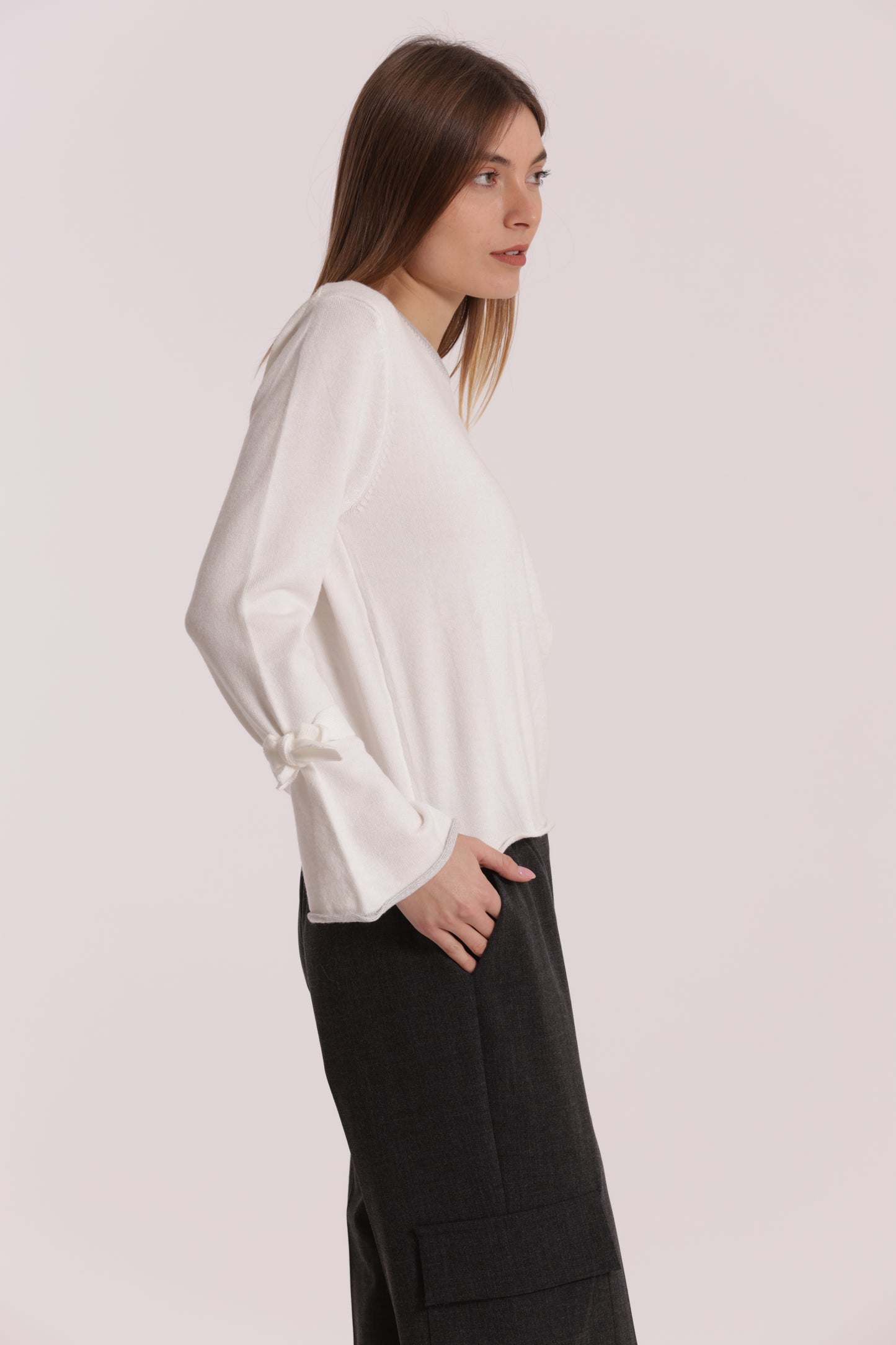 MAGLIA SCOLLO TONDO CON FIOCCHI SULLA MANICA
