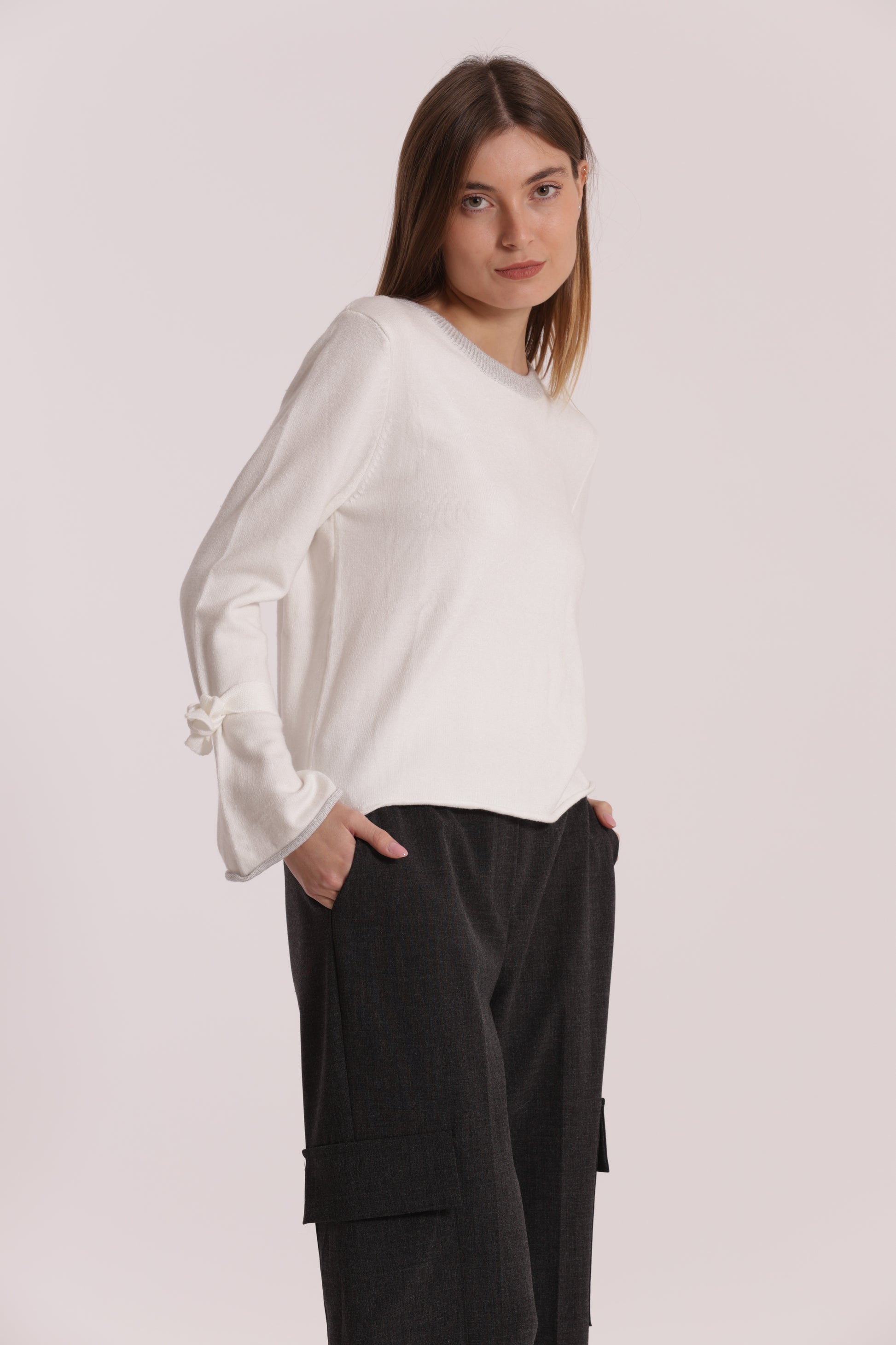 MAGLIA SCOLLO TONDO CON FIOCCHI SULLA MANICA