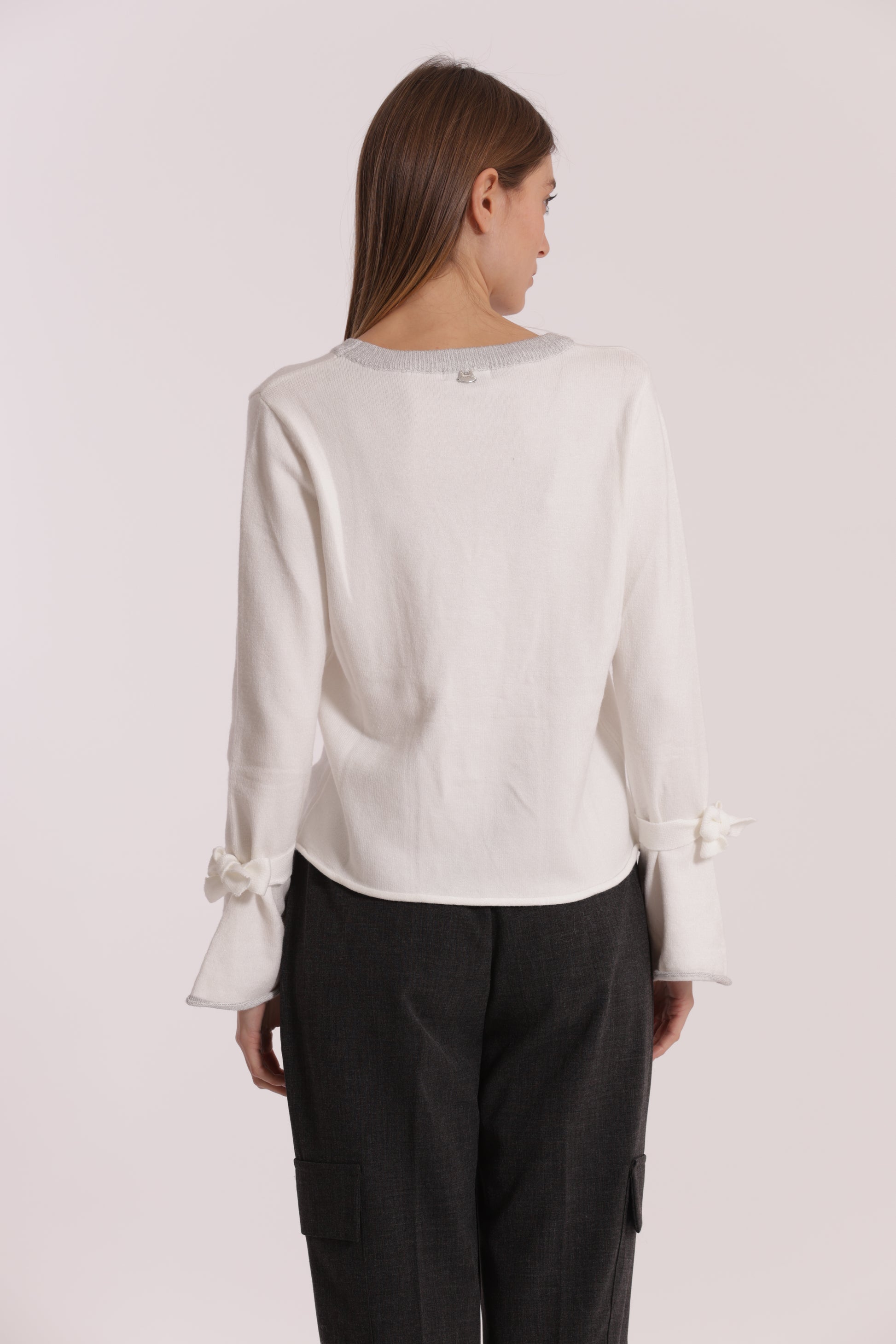 MAGLIA SCOLLO TONDO CON FIOCCHI SULLA MANICA