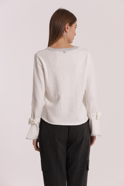 MAGLIA SCOLLO TONDO CON FIOCCHI SULLA MANICA