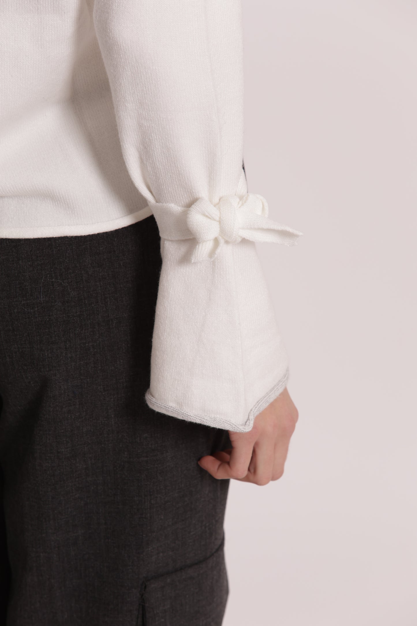MAGLIA SCOLLO TONDO CON FIOCCHI SULLA MANICA