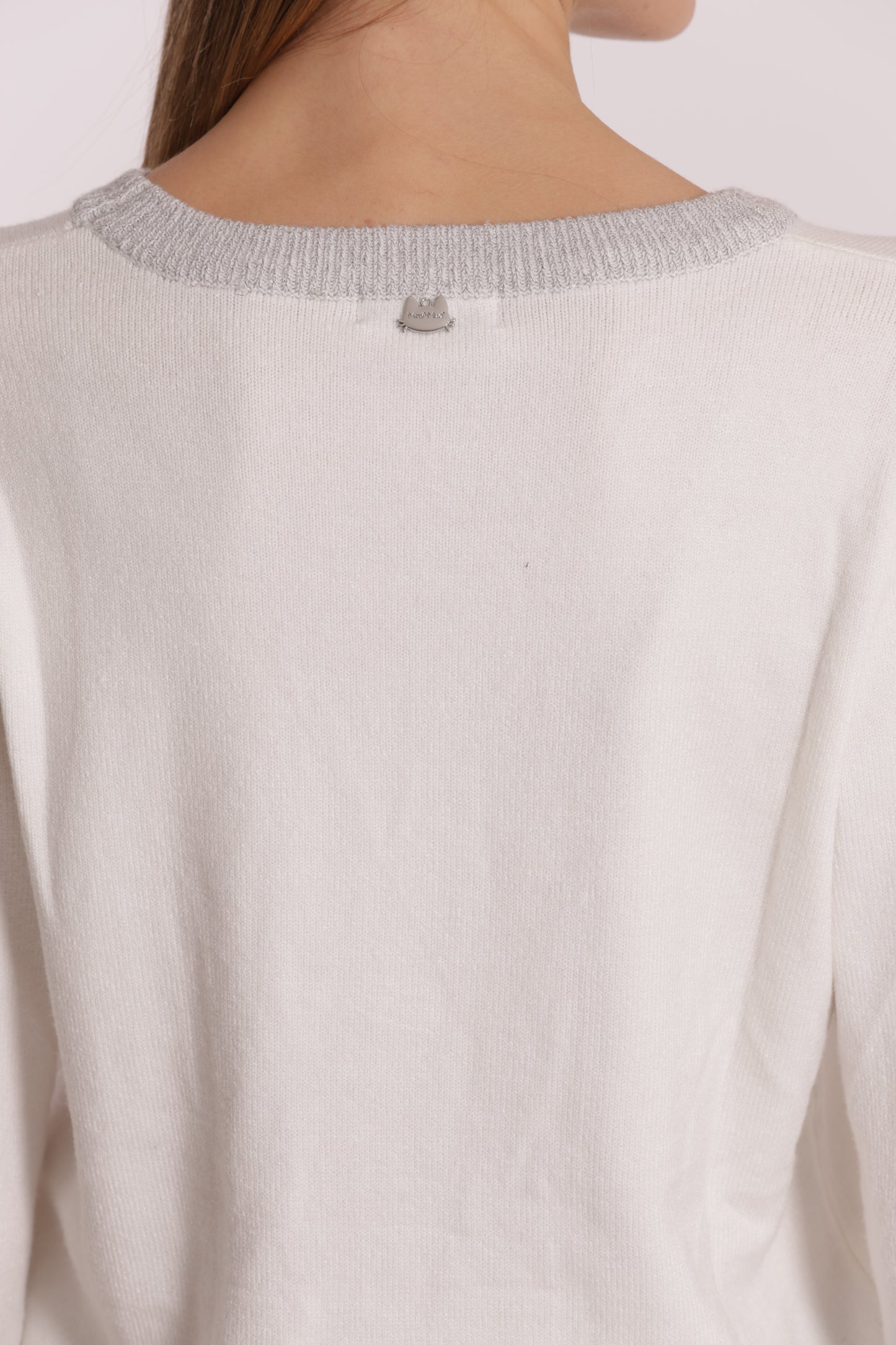 MAGLIA SCOLLO TONDO CON FIOCCHI SULLA MANICA