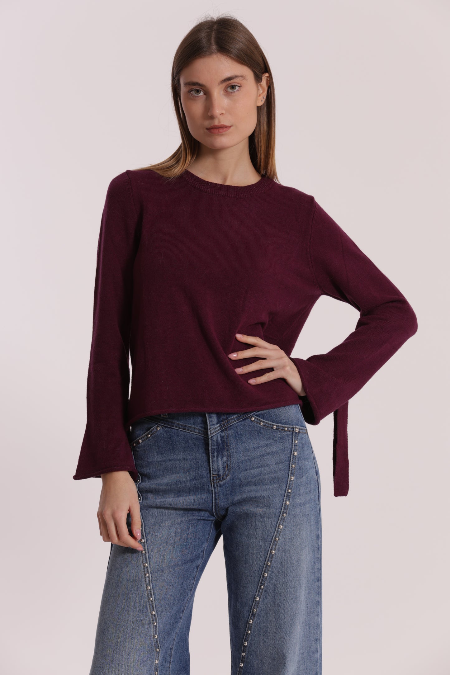 MAGLIA SCOLLO TONDO CON FIOCCHI SULLA MANICA