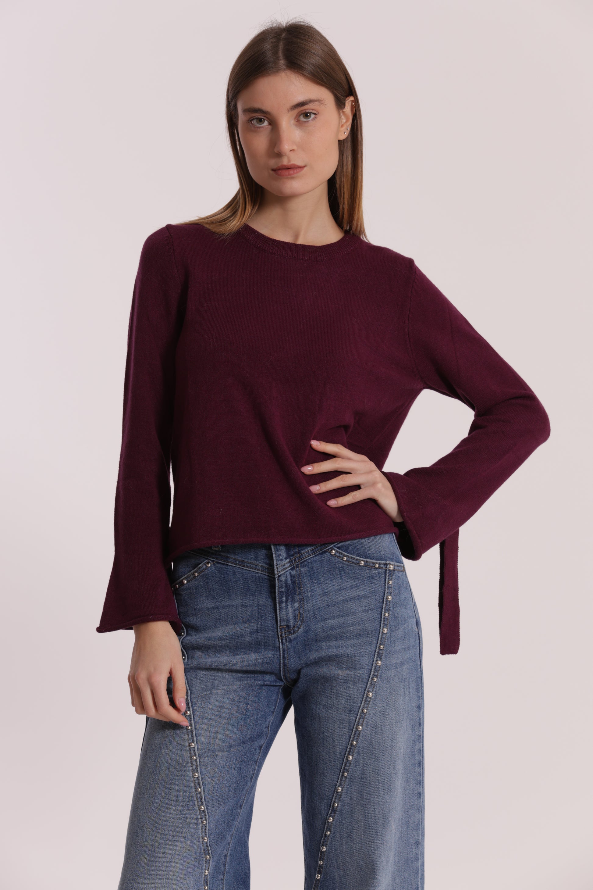 MAGLIA SCOLLO TONDO CON FIOCCHI SULLA MANICA