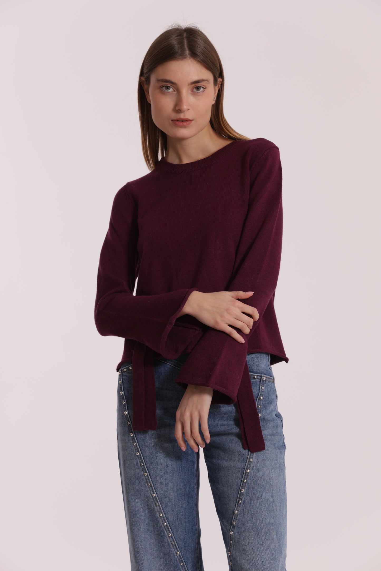 MAGLIA SCOLLO TONDO CON FIOCCHI SULLA MANICA