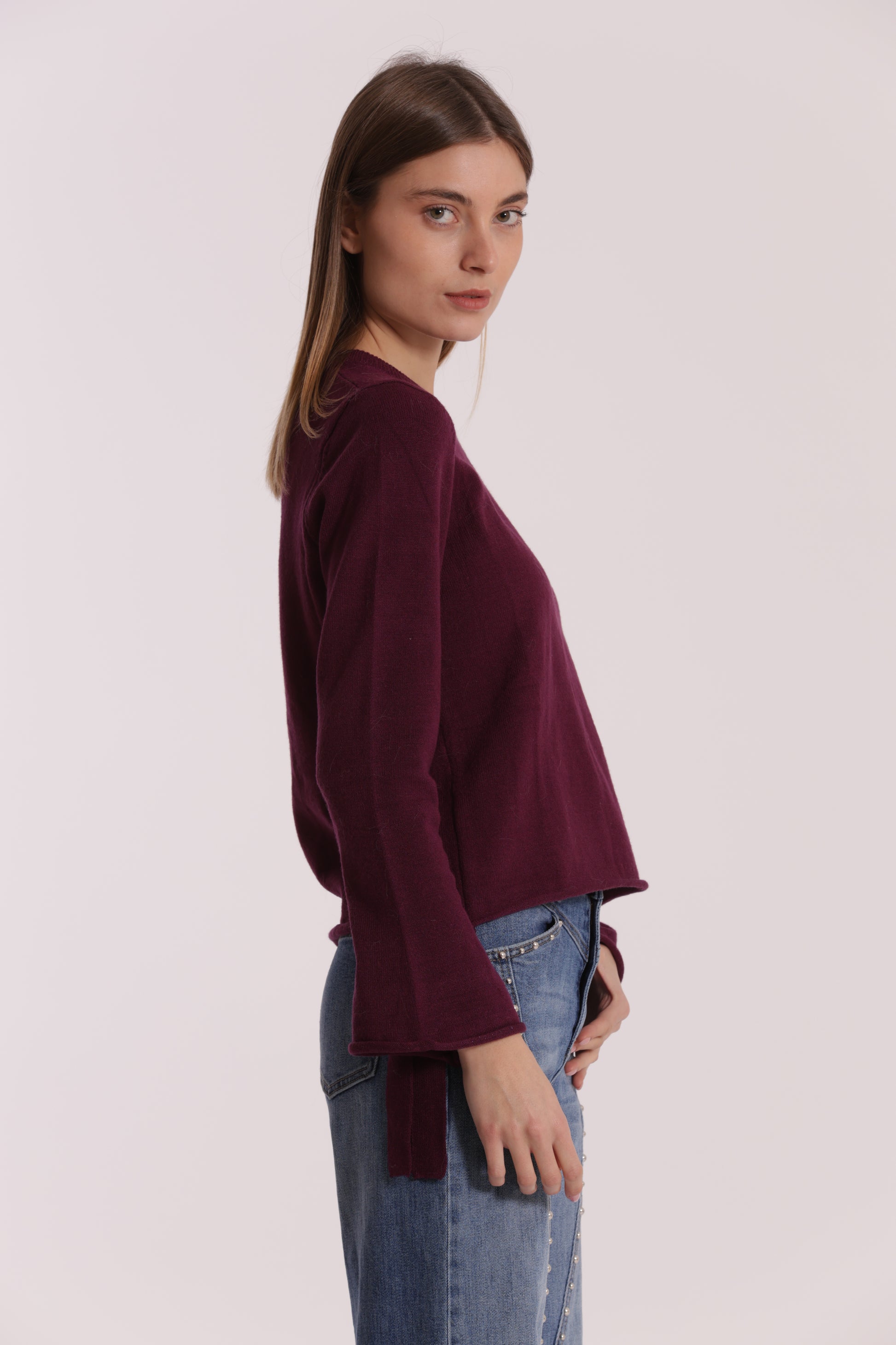 MAGLIA SCOLLO TONDO CON FIOCCHI SULLA MANICA
