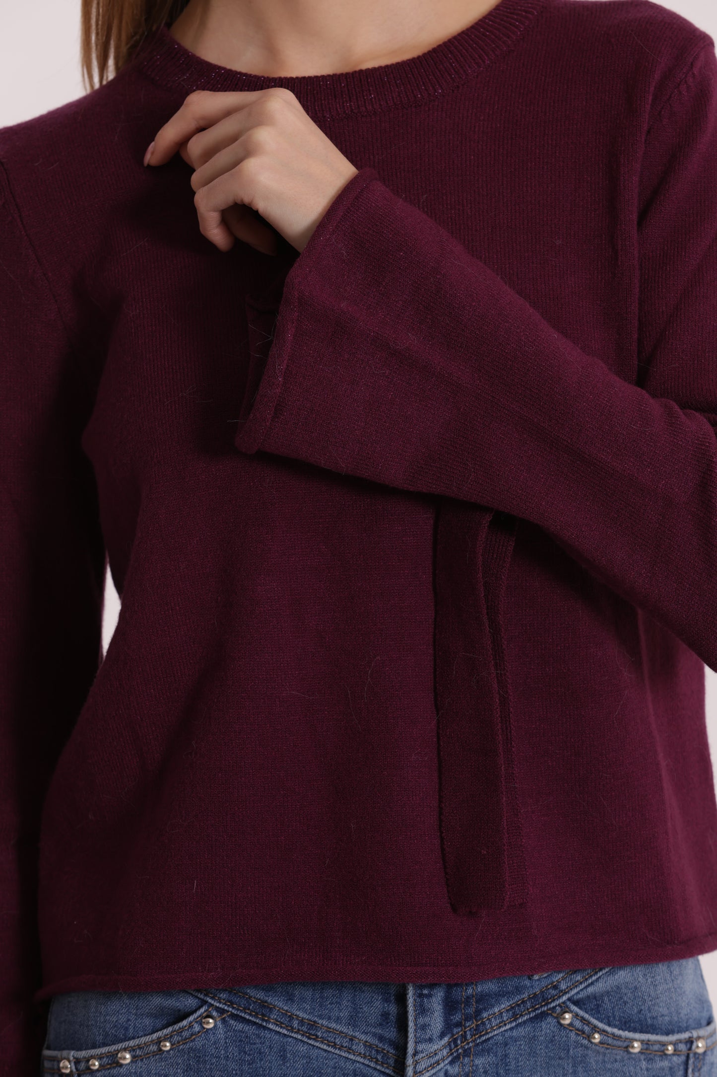 MAGLIA SCOLLO TONDO CON FIOCCHI SULLA MANICA