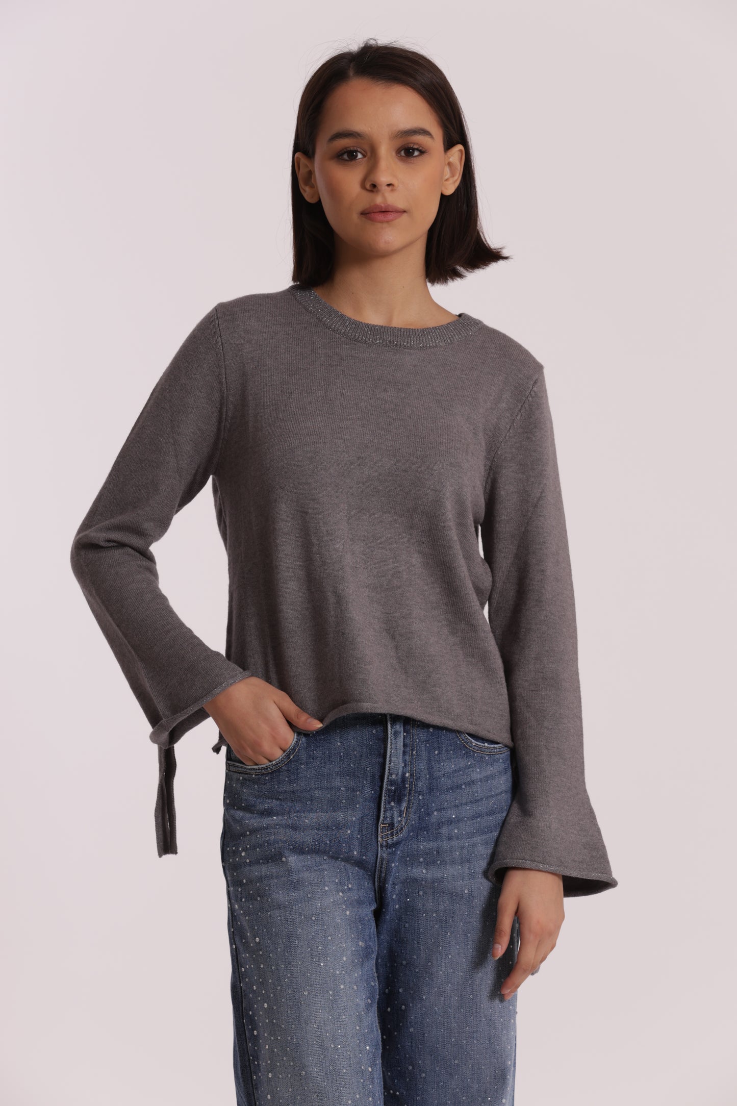 MAGLIA SCOLLO TONDO CON FIOCCHI SULLA MANICA