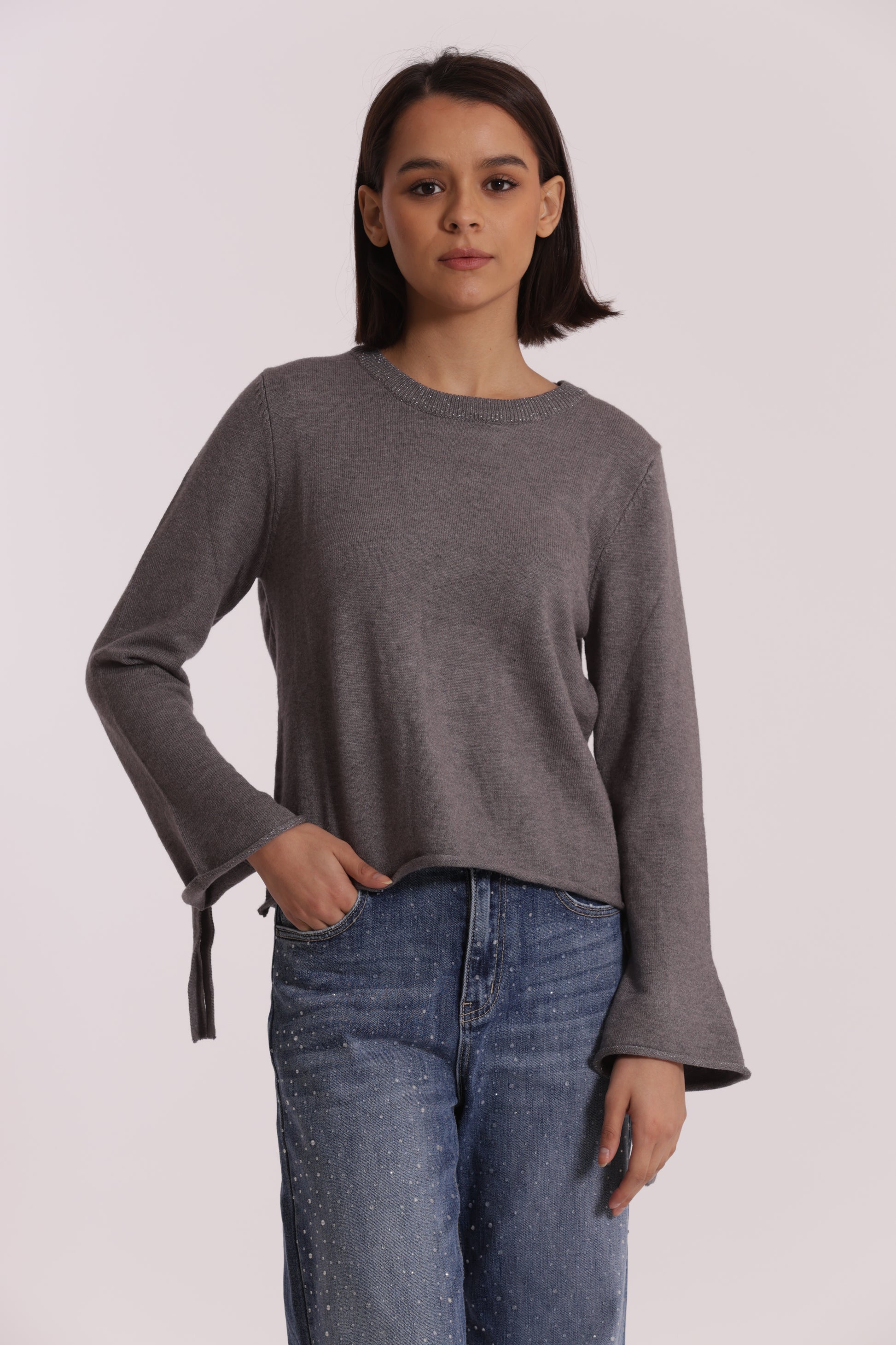 MAGLIA SCOLLO TONDO CON FIOCCHI SULLA MANICA