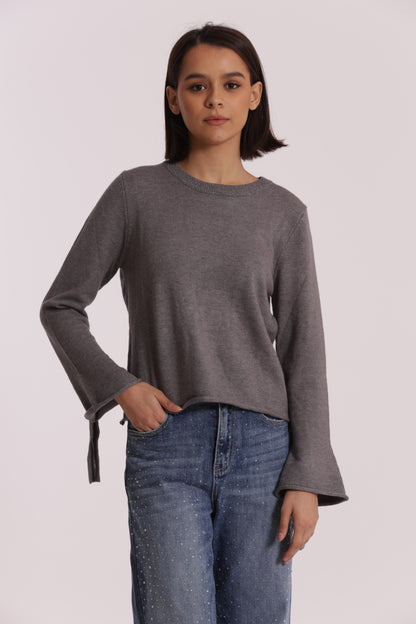 MAGLIA SCOLLO TONDO CON FIOCCHI SULLA MANICA