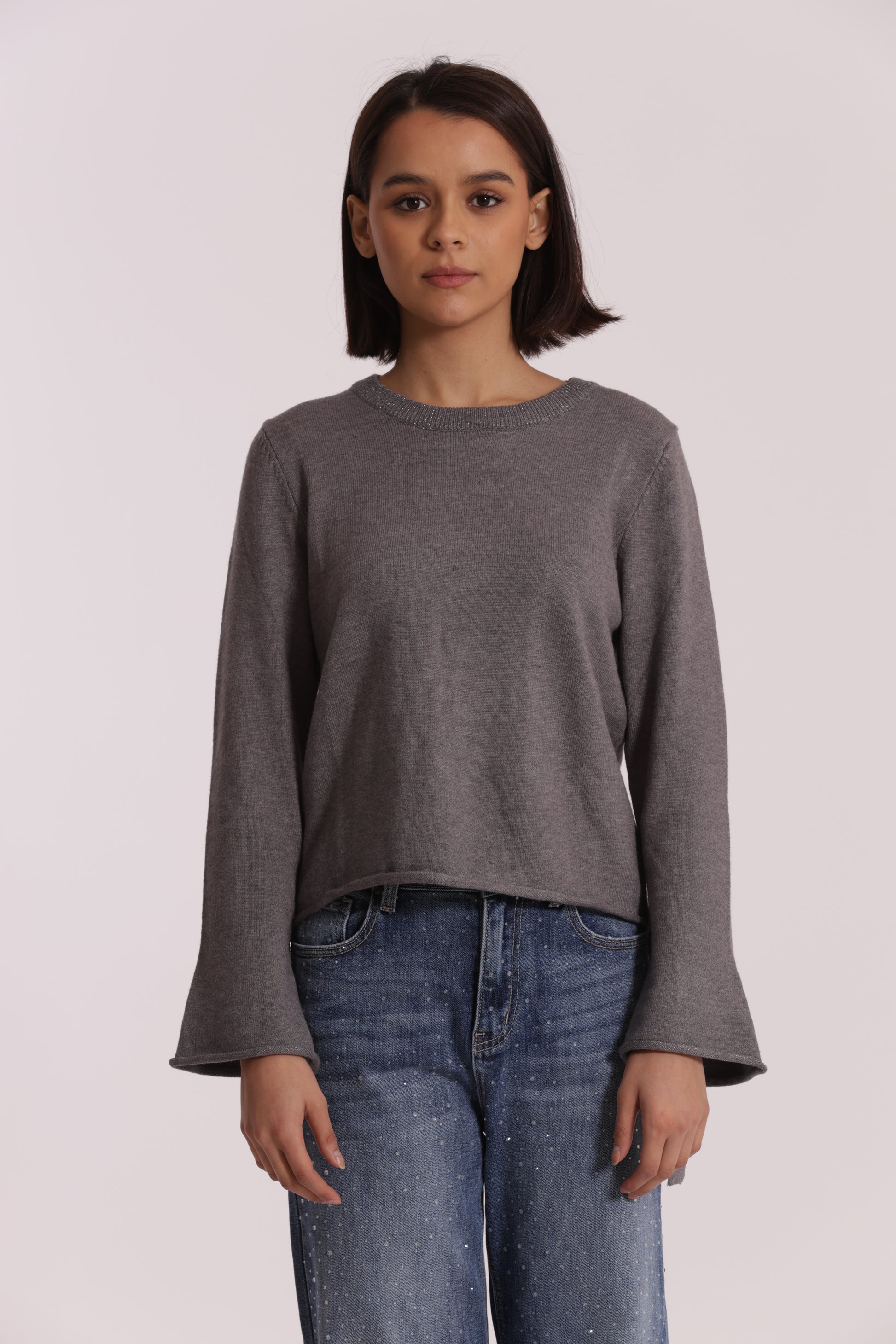 MAGLIA SCOLLO TONDO CON FIOCCHI SULLA MANICA