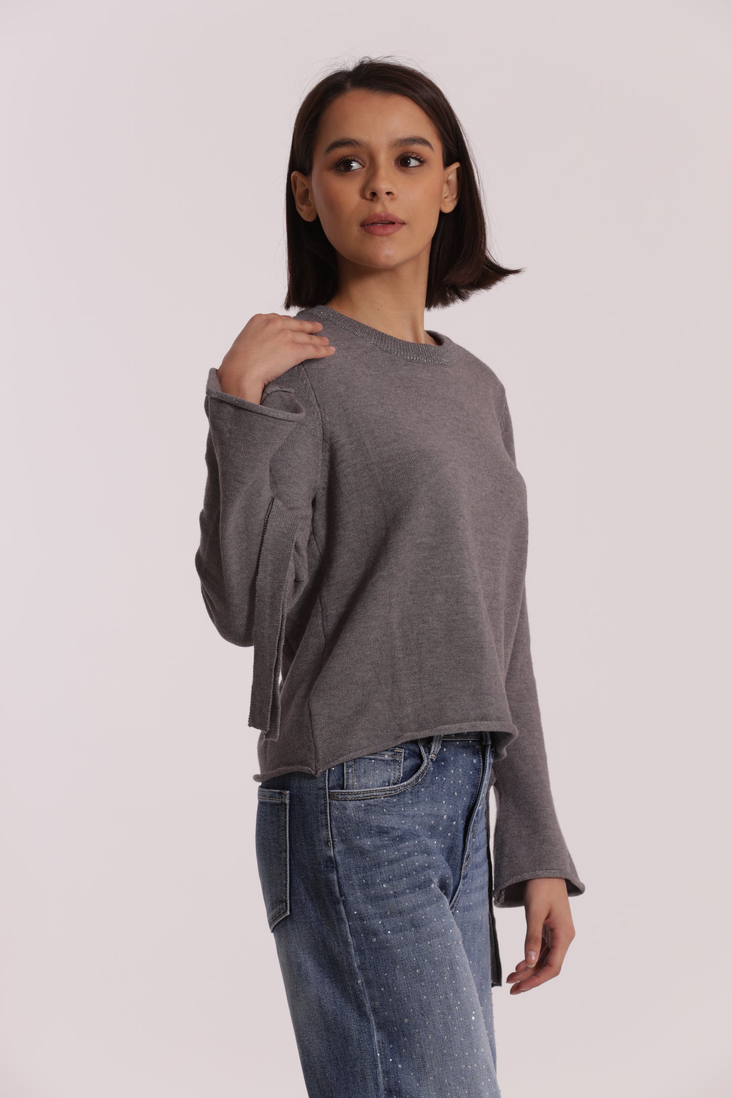 MAGLIA SCOLLO TONDO CON FIOCCHI SULLA MANICA