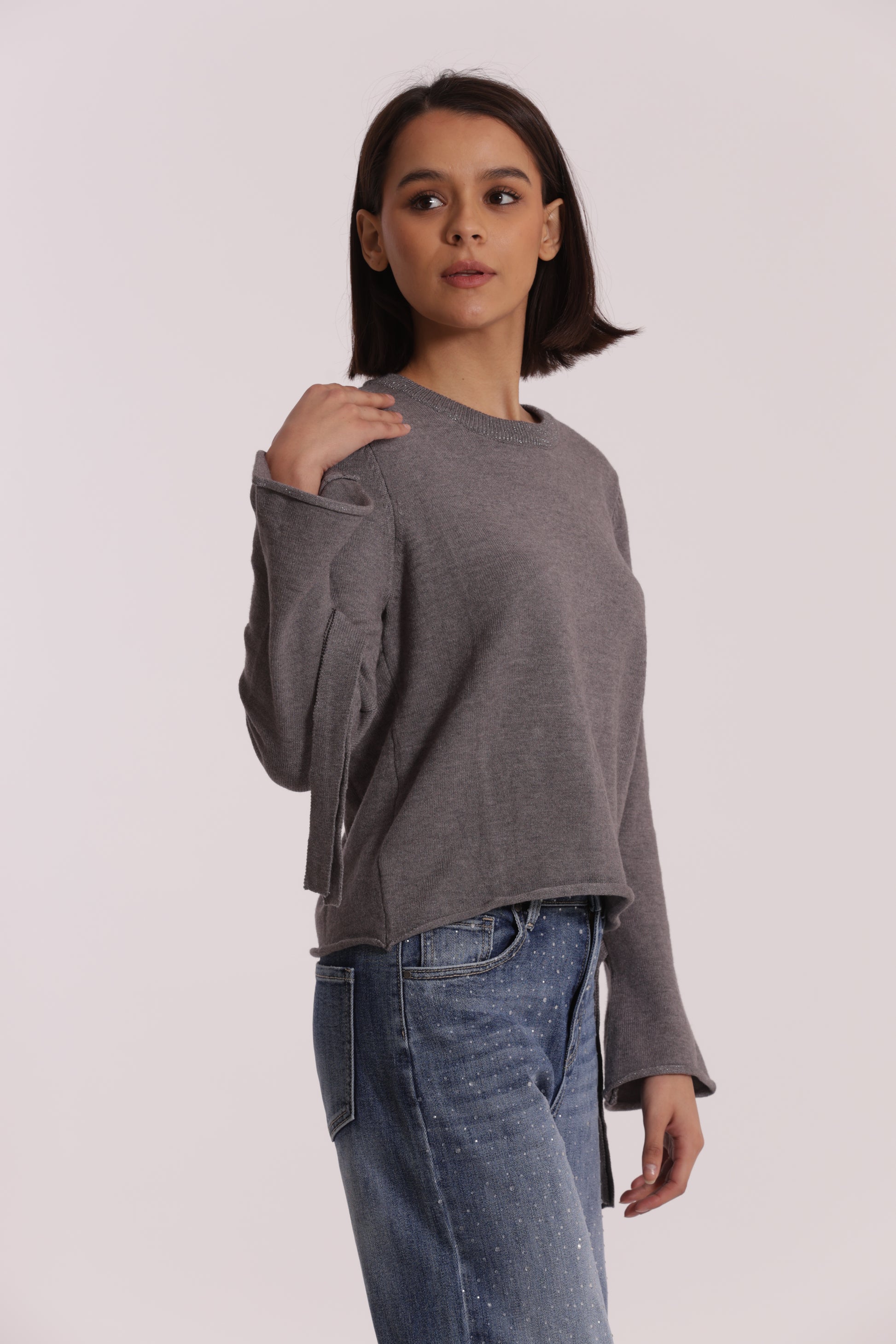 MAGLIA SCOLLO TONDO CON FIOCCHI SULLA MANICA
