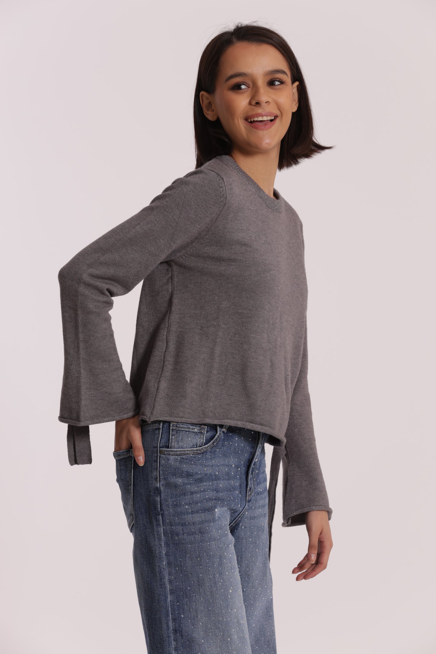 MAGLIA SCOLLO TONDO CON FIOCCHI SULLA MANICA