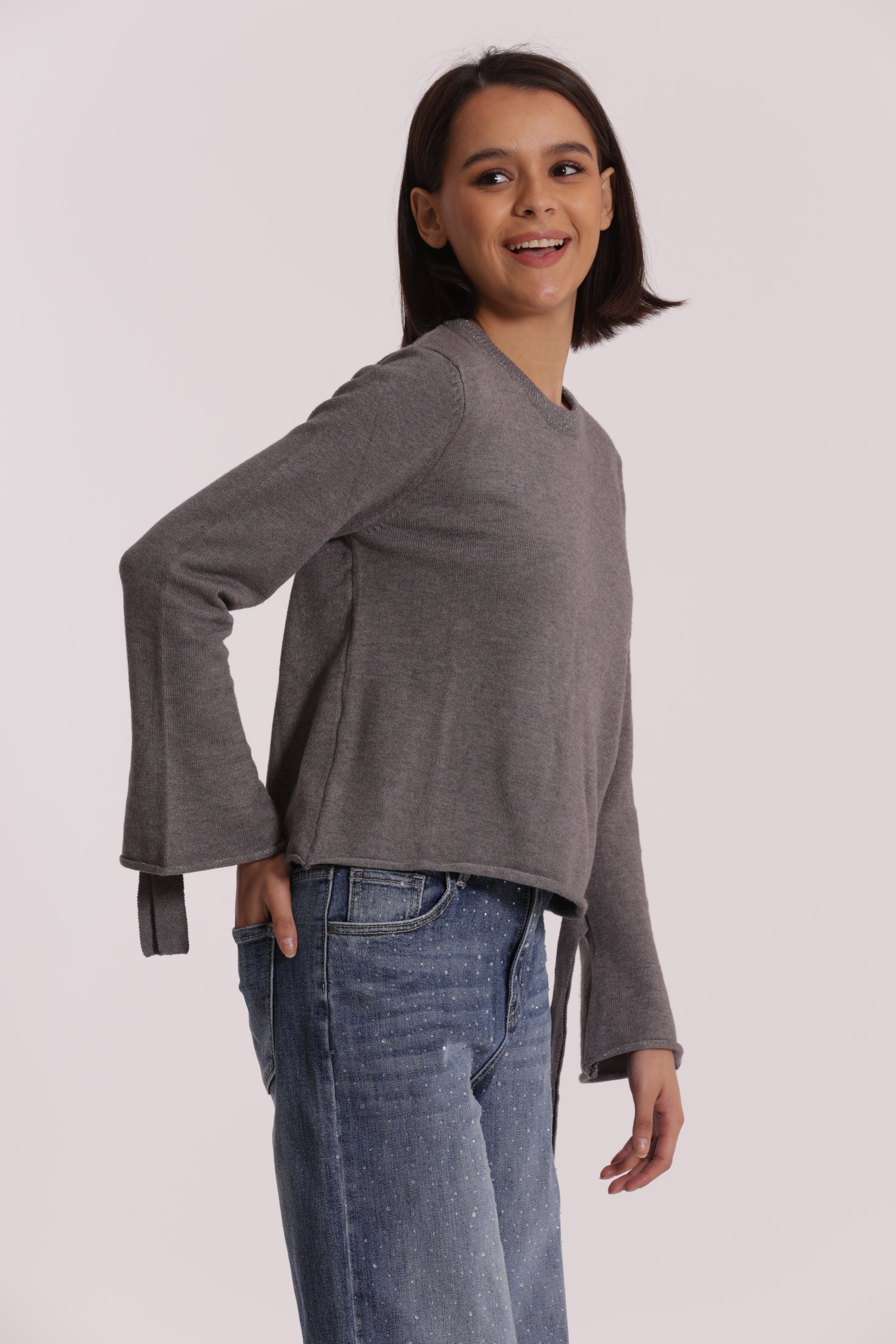 MAGLIA SCOLLO TONDO CON FIOCCHI SULLA MANICA