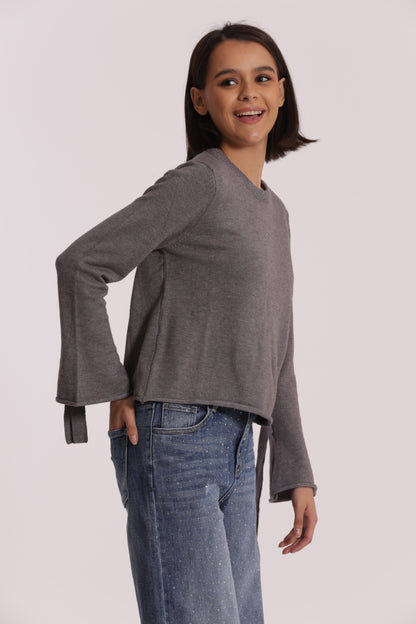 MAGLIA SCOLLO TONDO CON FIOCCHI SULLA MANICA