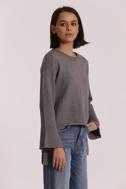 MAGLIA SCOLLO TONDO CON FIOCCHI SULLA MANICA