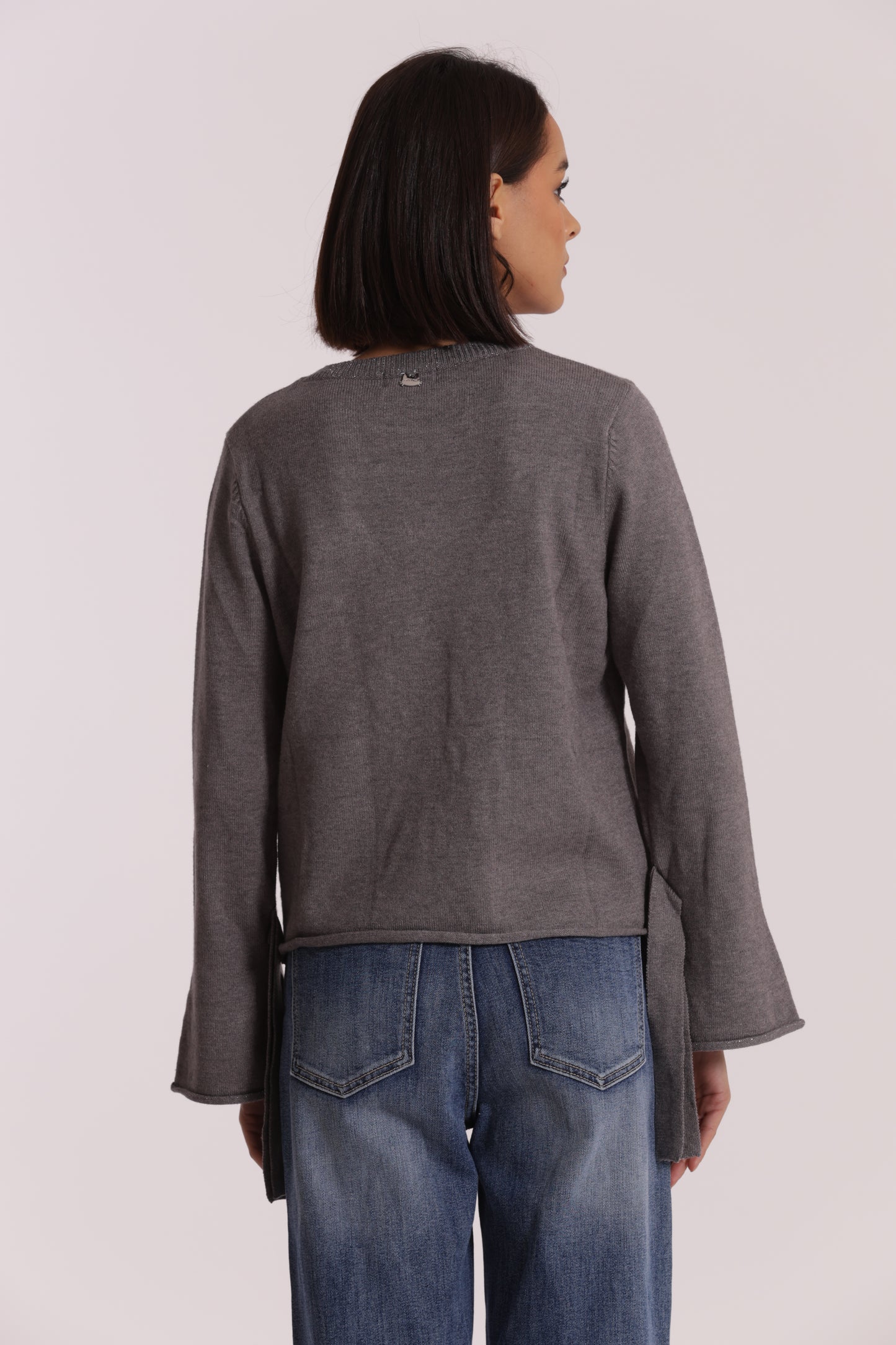 MAGLIA SCOLLO TONDO CON FIOCCHI SULLA MANICA