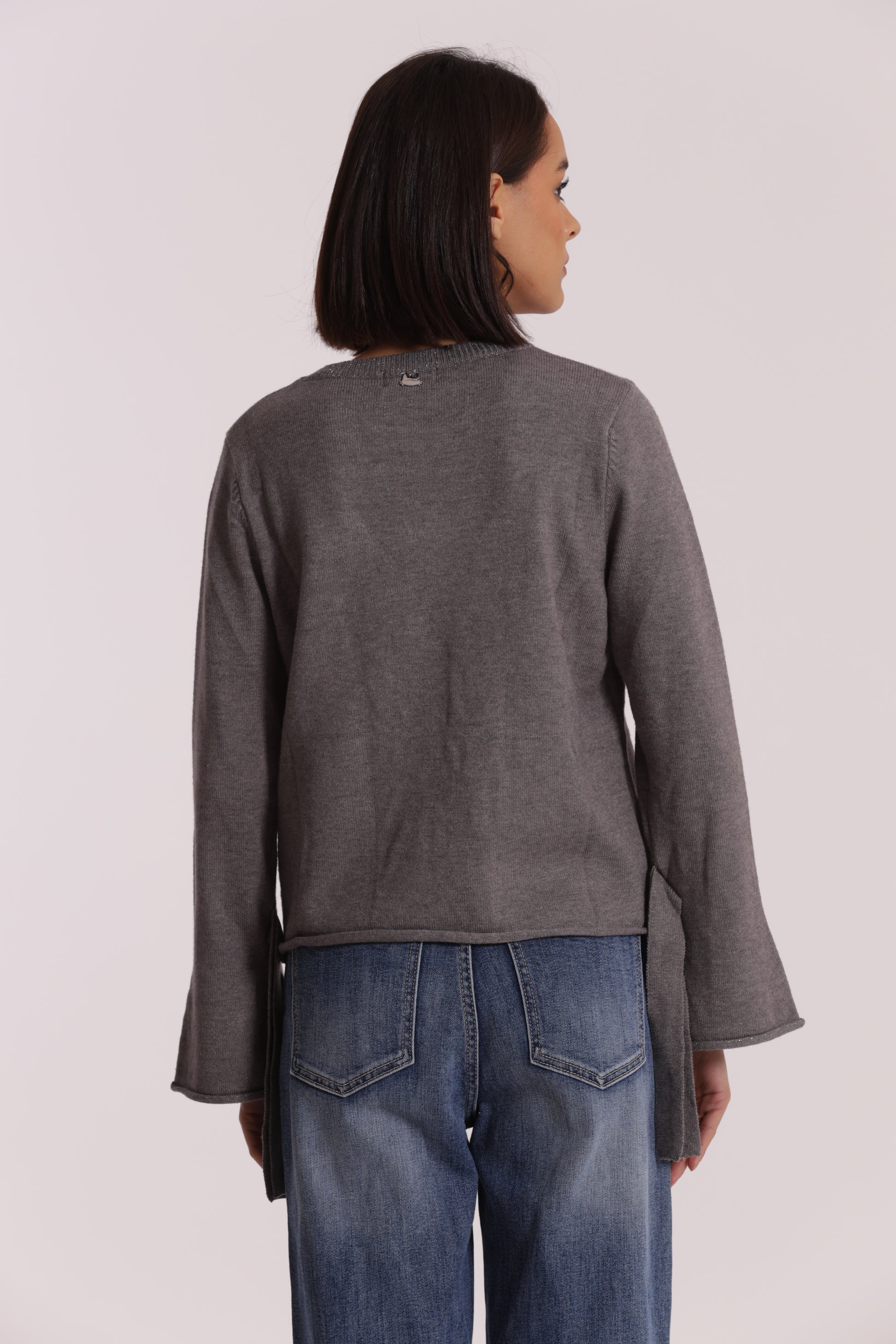 MAGLIA SCOLLO TONDO CON FIOCCHI SULLA MANICA