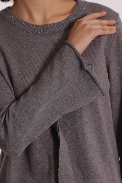 MAGLIA SCOLLO TONDO CON FIOCCHI SULLA MANICA