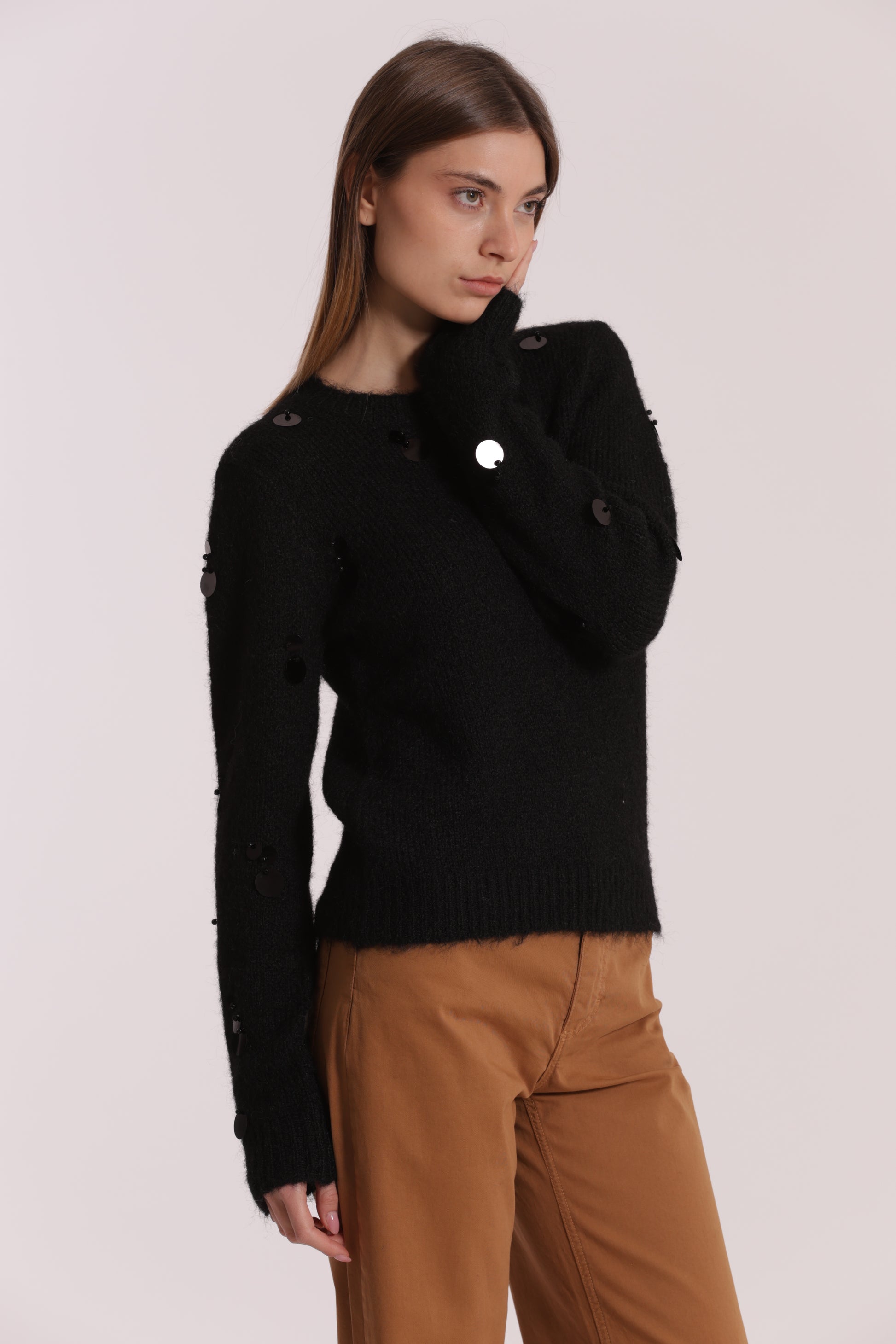 MAGLIA CON PAILLETTES SU MANICHE