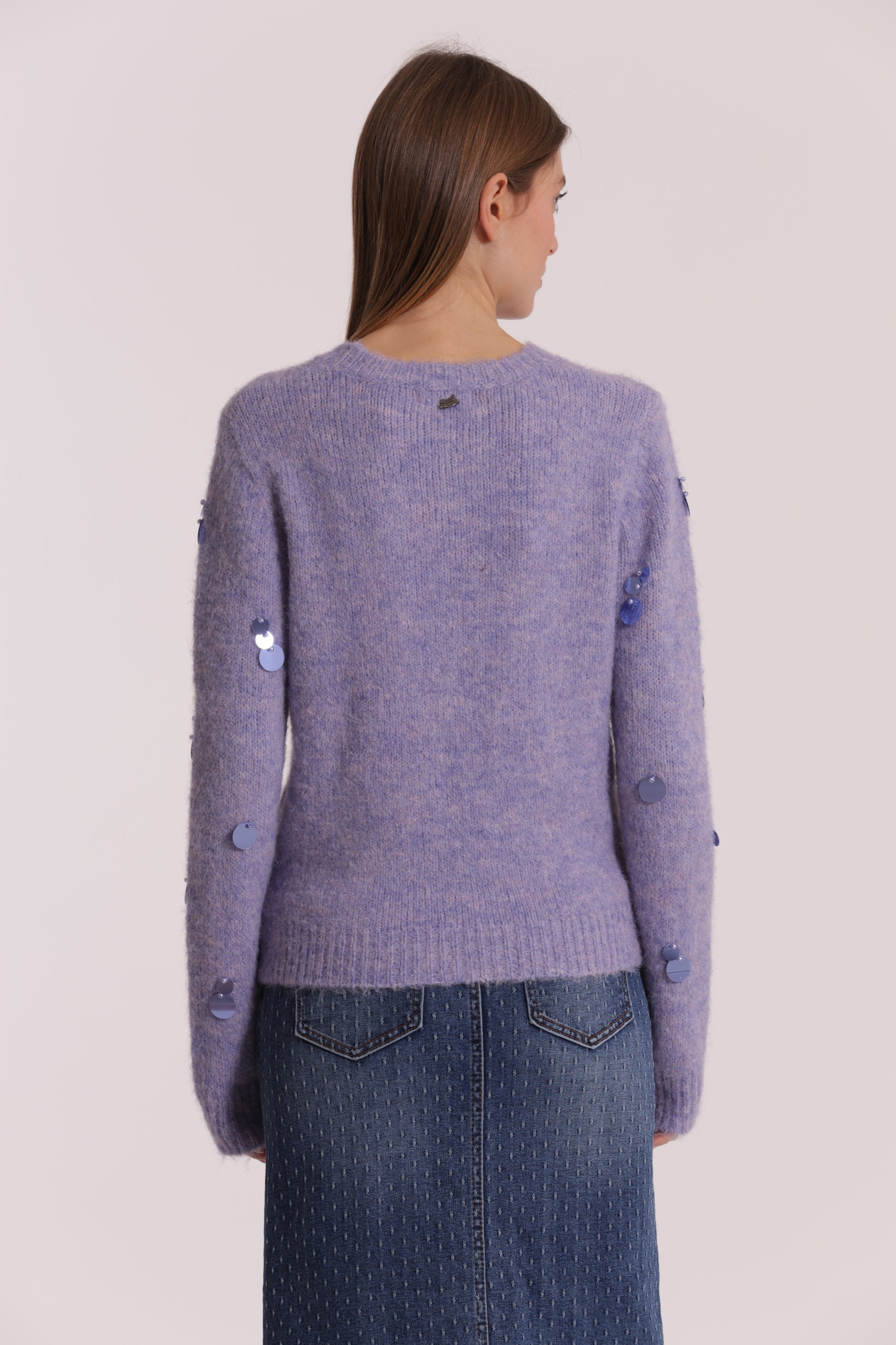 MAGLIA CON PAILLETTES SU MANICHE
