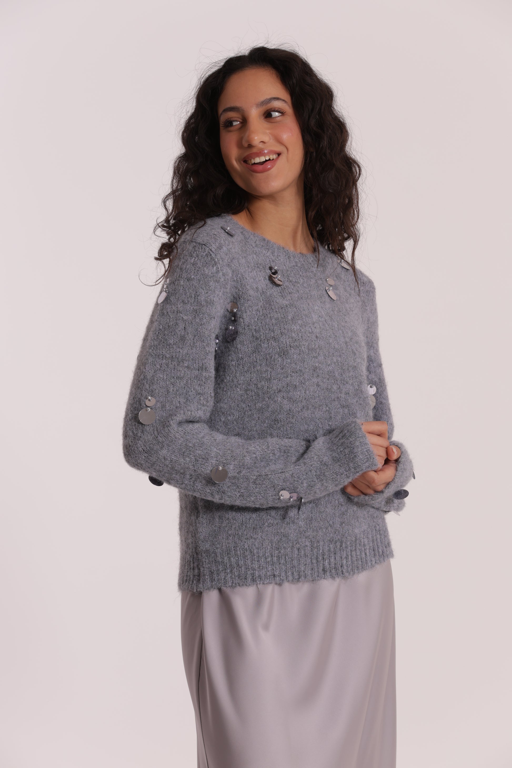 MAGLIA CON PAILLETTES SU MANICHE