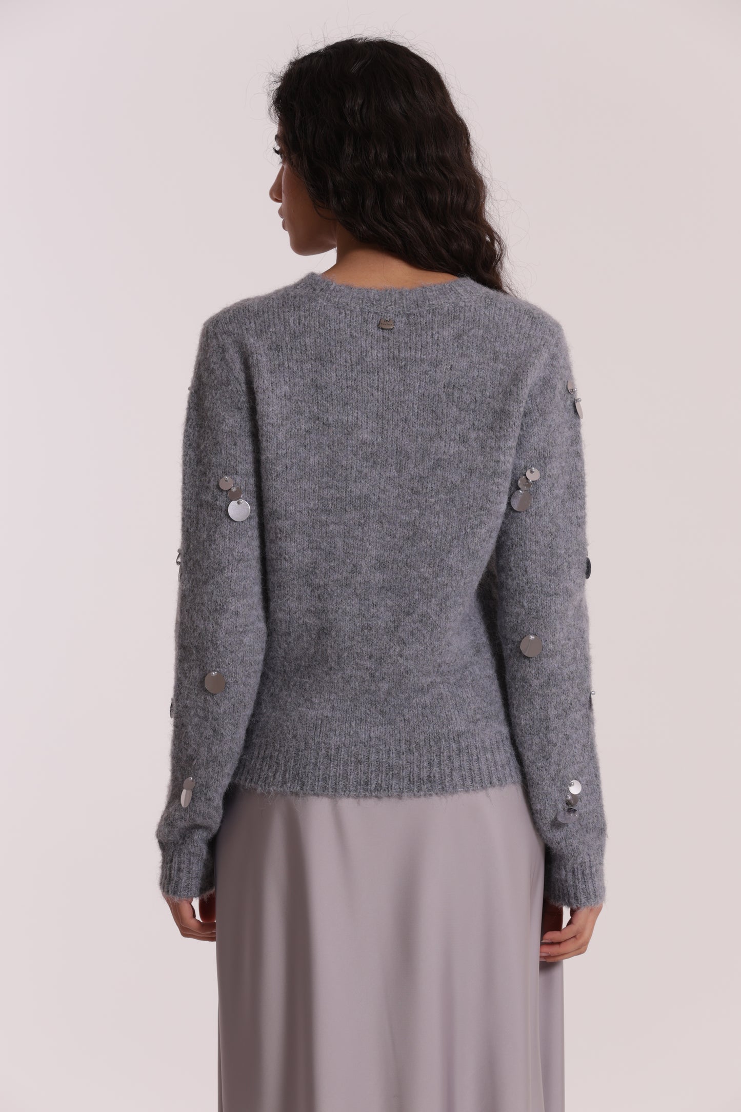 MAGLIA CON PAILLETTES SU MANICHE