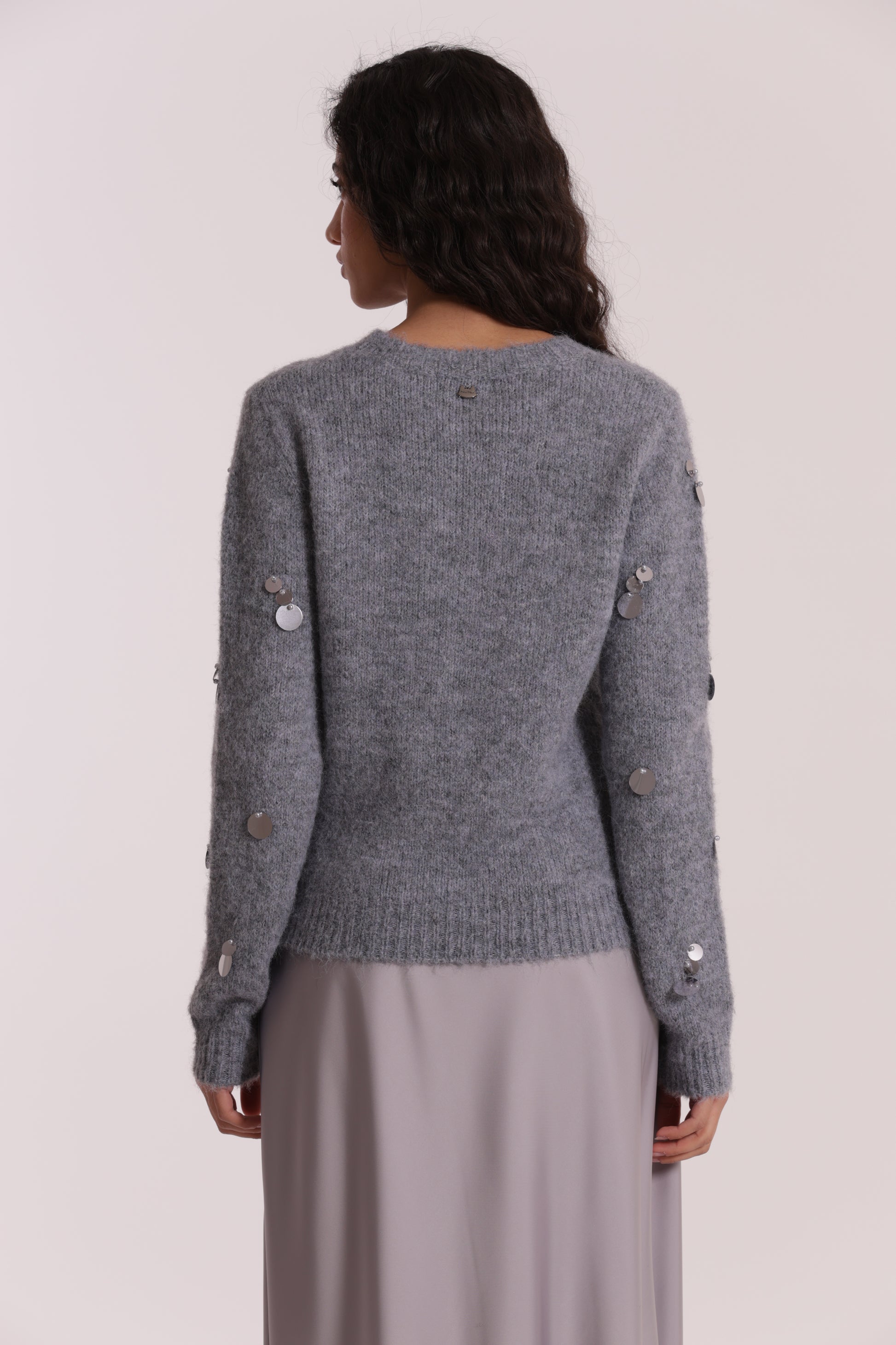 MAGLIA CON PAILLETTES SU MANICHE