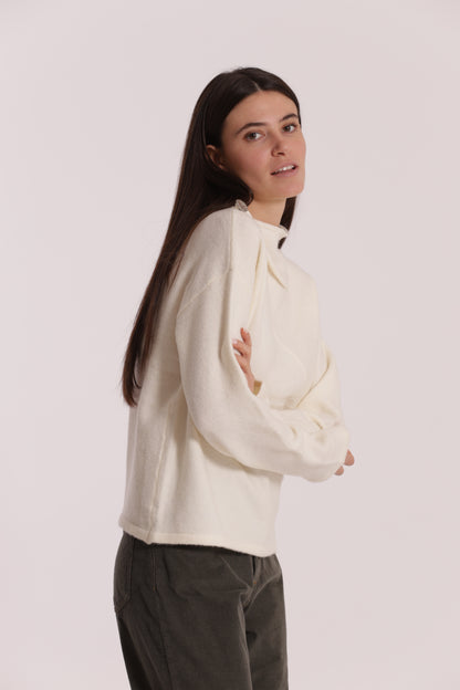 MAGLIA CON BOTTONI SU SPALLA
