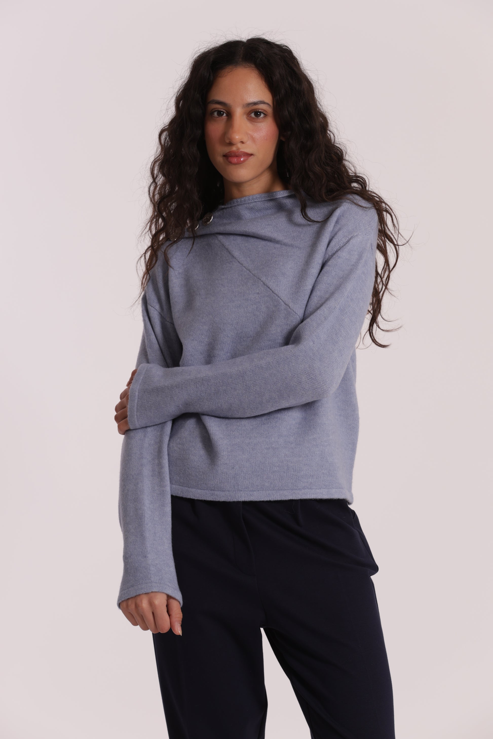MAGLIA CON BOTTONI SU SPALLA