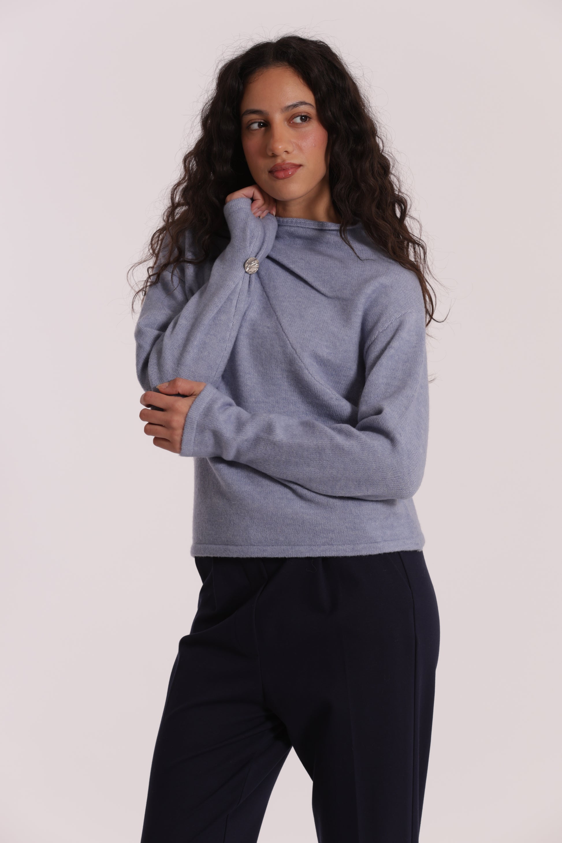MAGLIA CON BOTTONI SU SPALLA