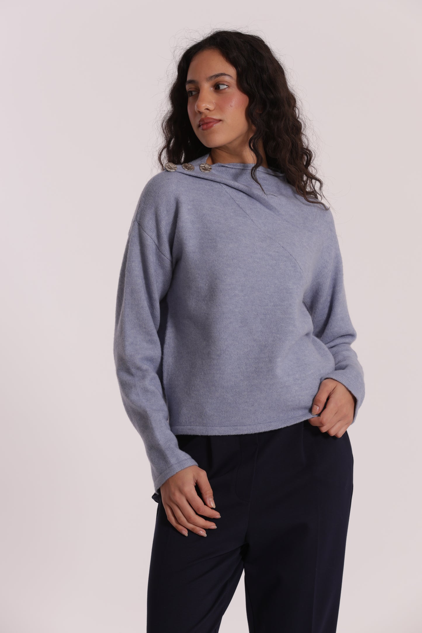 MAGLIA CON BOTTONI SU SPALLA