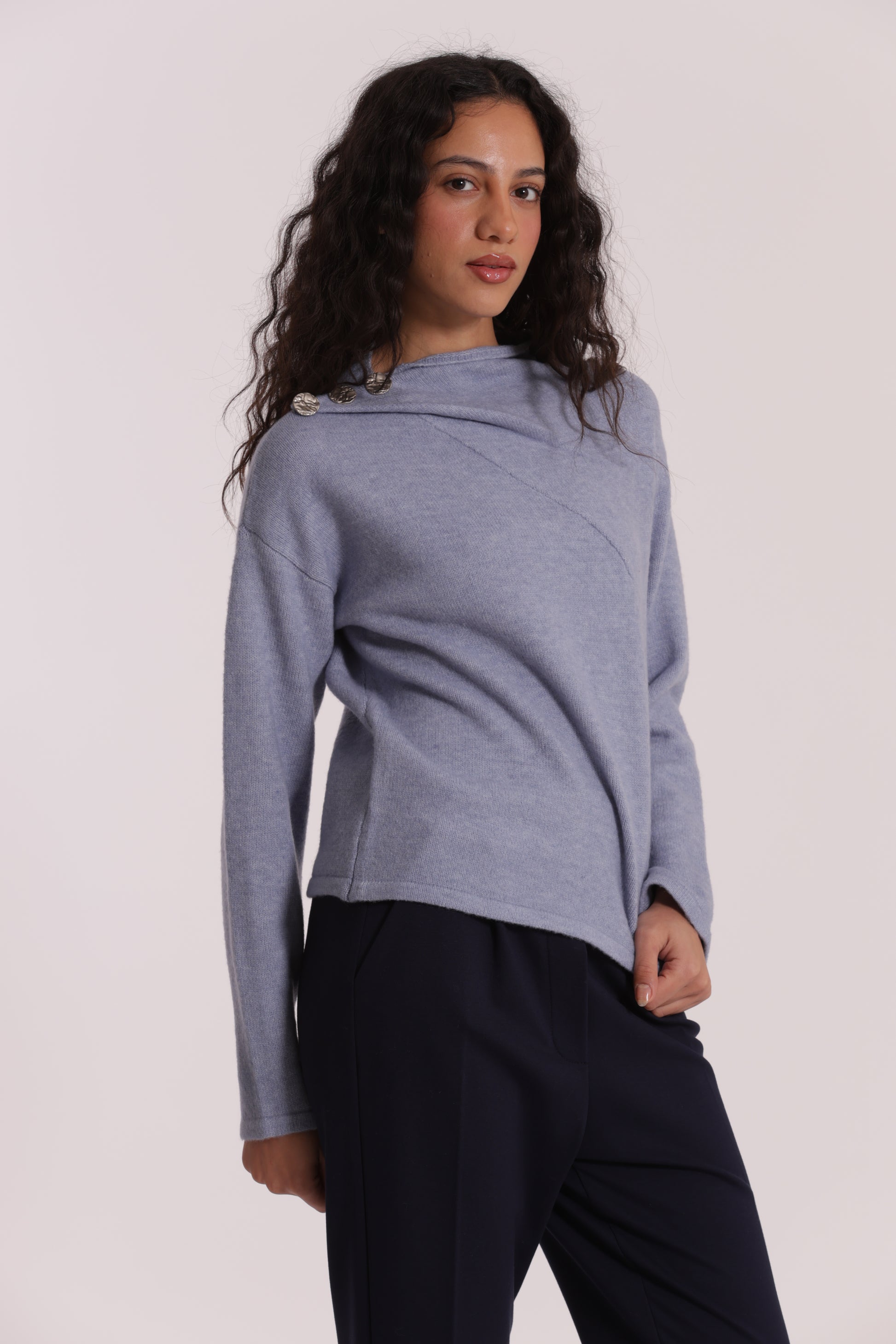 MAGLIA CON BOTTONI SU SPALLA