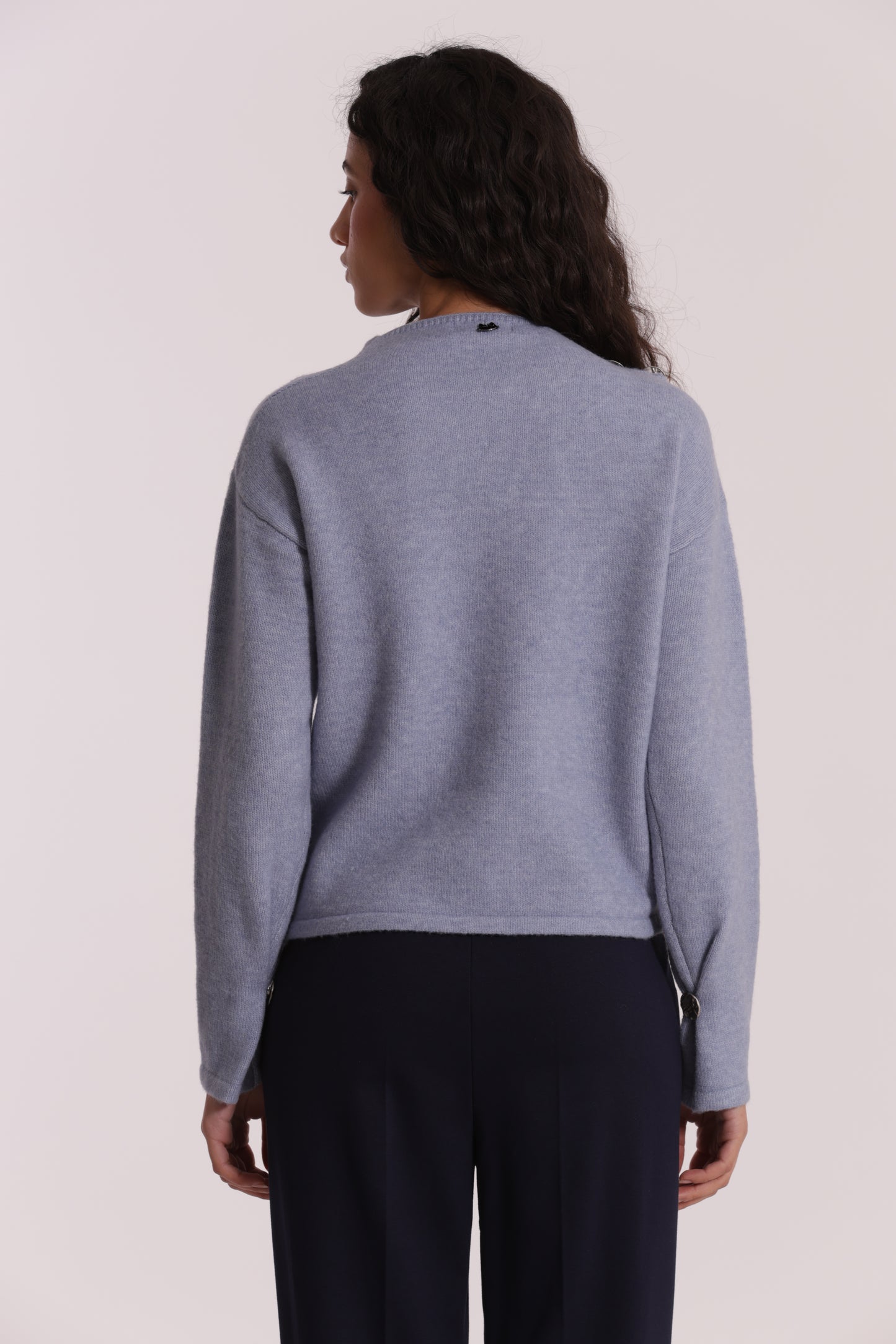 MAGLIA CON BOTTONI SU SPALLA