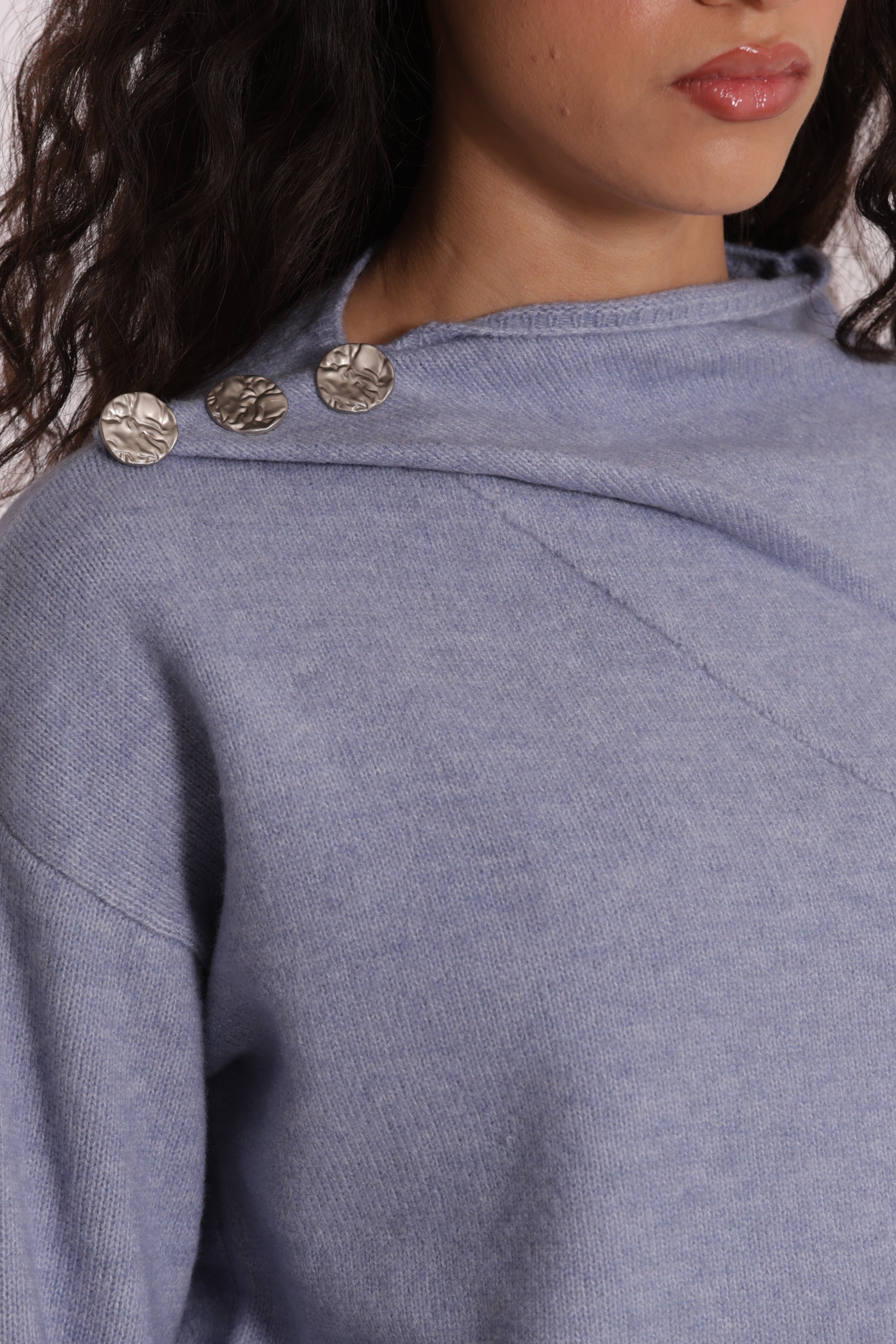 MAGLIA CON BOTTONI SU SPALLA