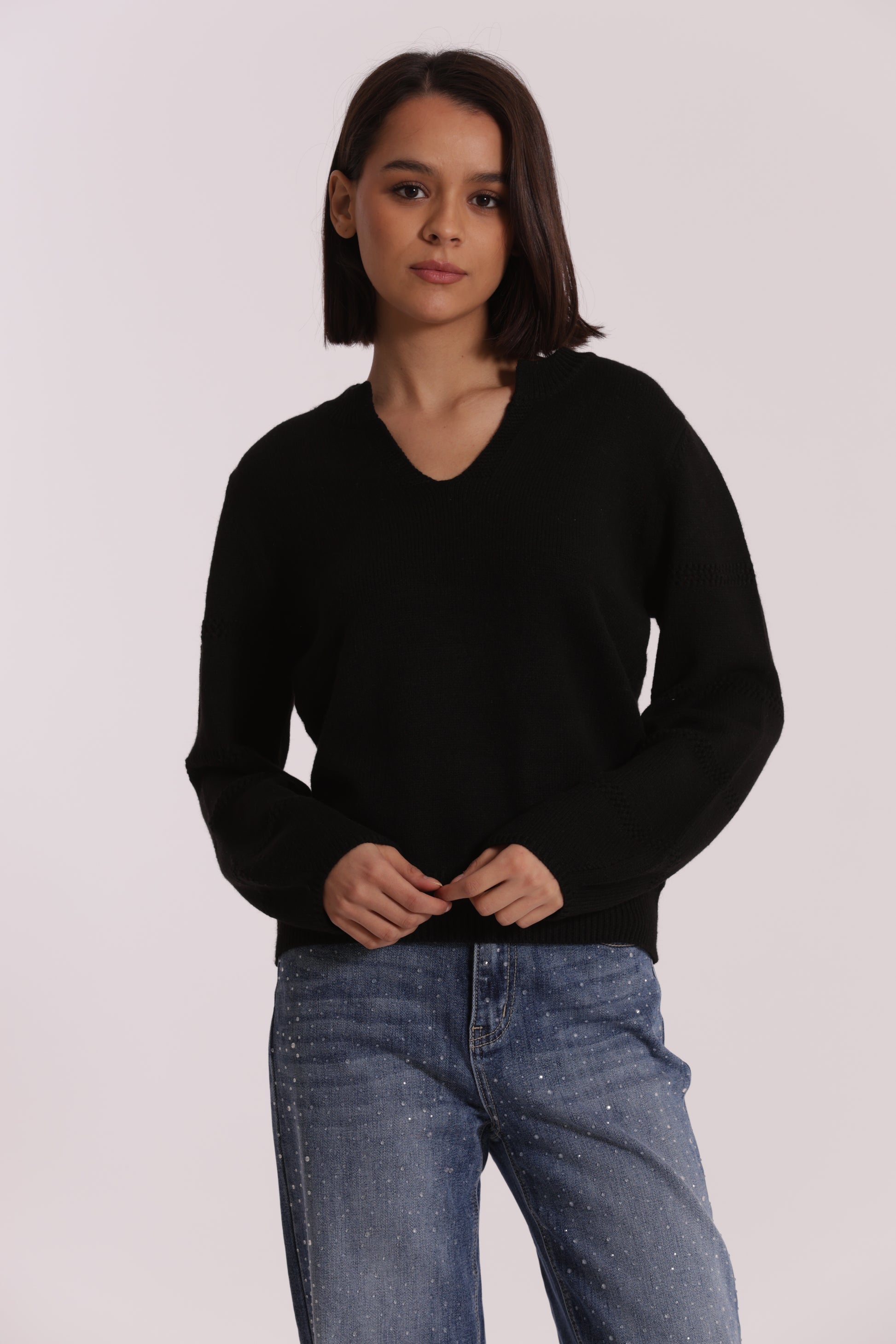 MAGLIA SCOLLO A V CON DETTAGLI SU MANICHE