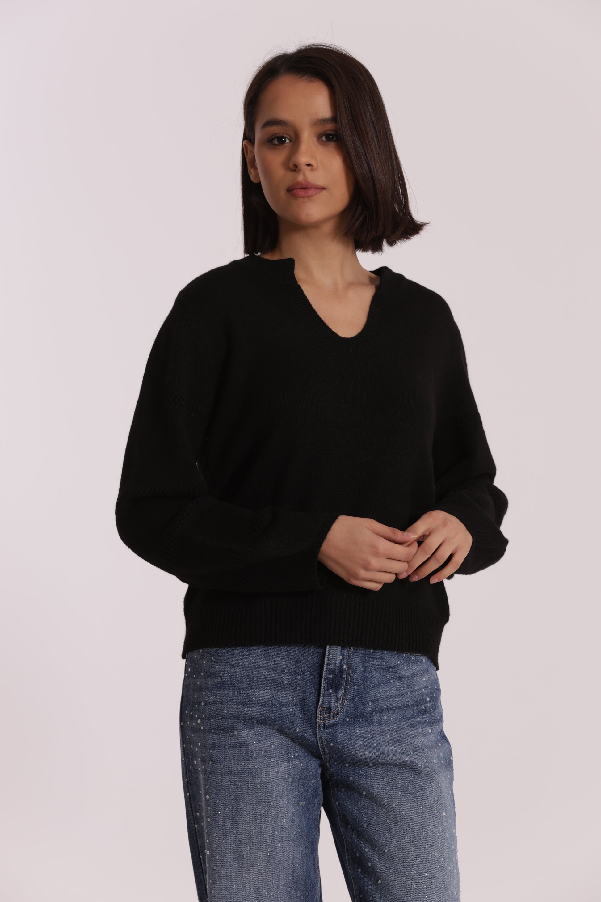 MAGLIA SCOLLO A V CON DETTAGLI SU MANICHE