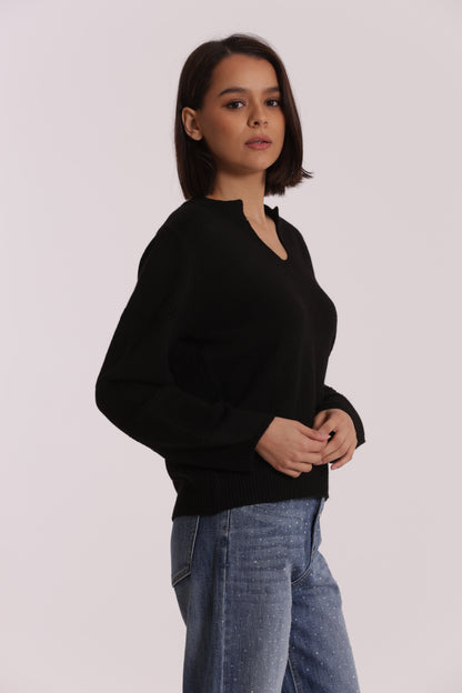 MAGLIA SCOLLO A V CON DETTAGLI SU MANICHE