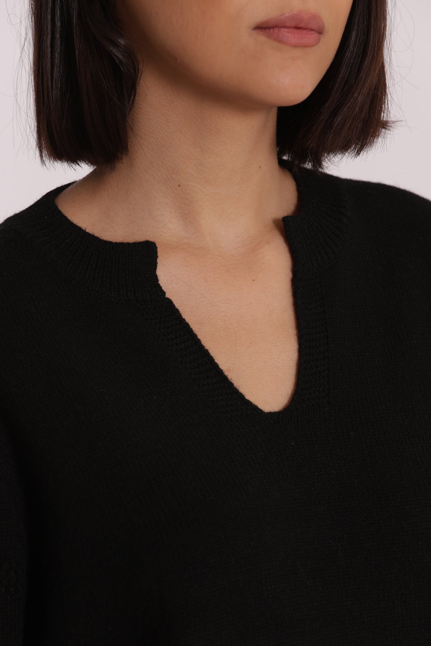 MAGLIA SCOLLO A V CON DETTAGLI SU MANICHE