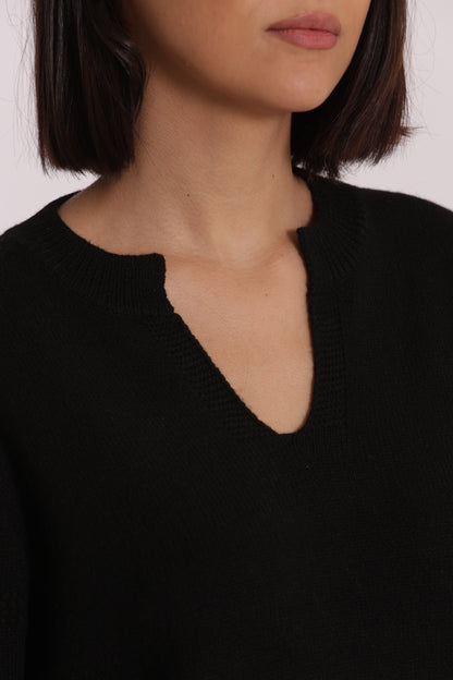 MAGLIA SCOLLO A V CON DETTAGLI SU MANICHE
