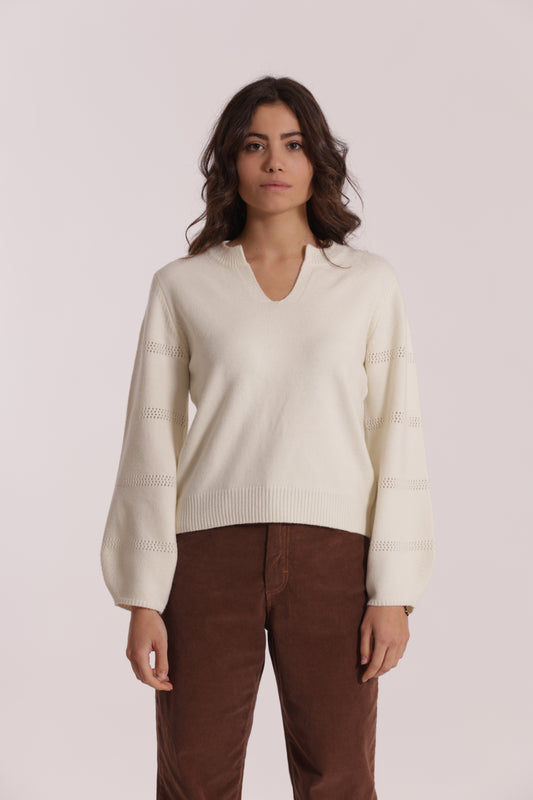 MAGLIA SCOLLO A V CON DETTAGLI SU MANICHE