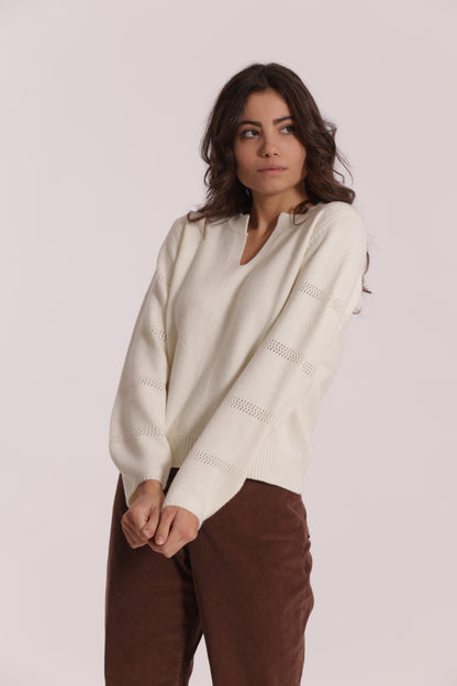 MAGLIA SCOLLO A V CON DETTAGLI SU MANICHE