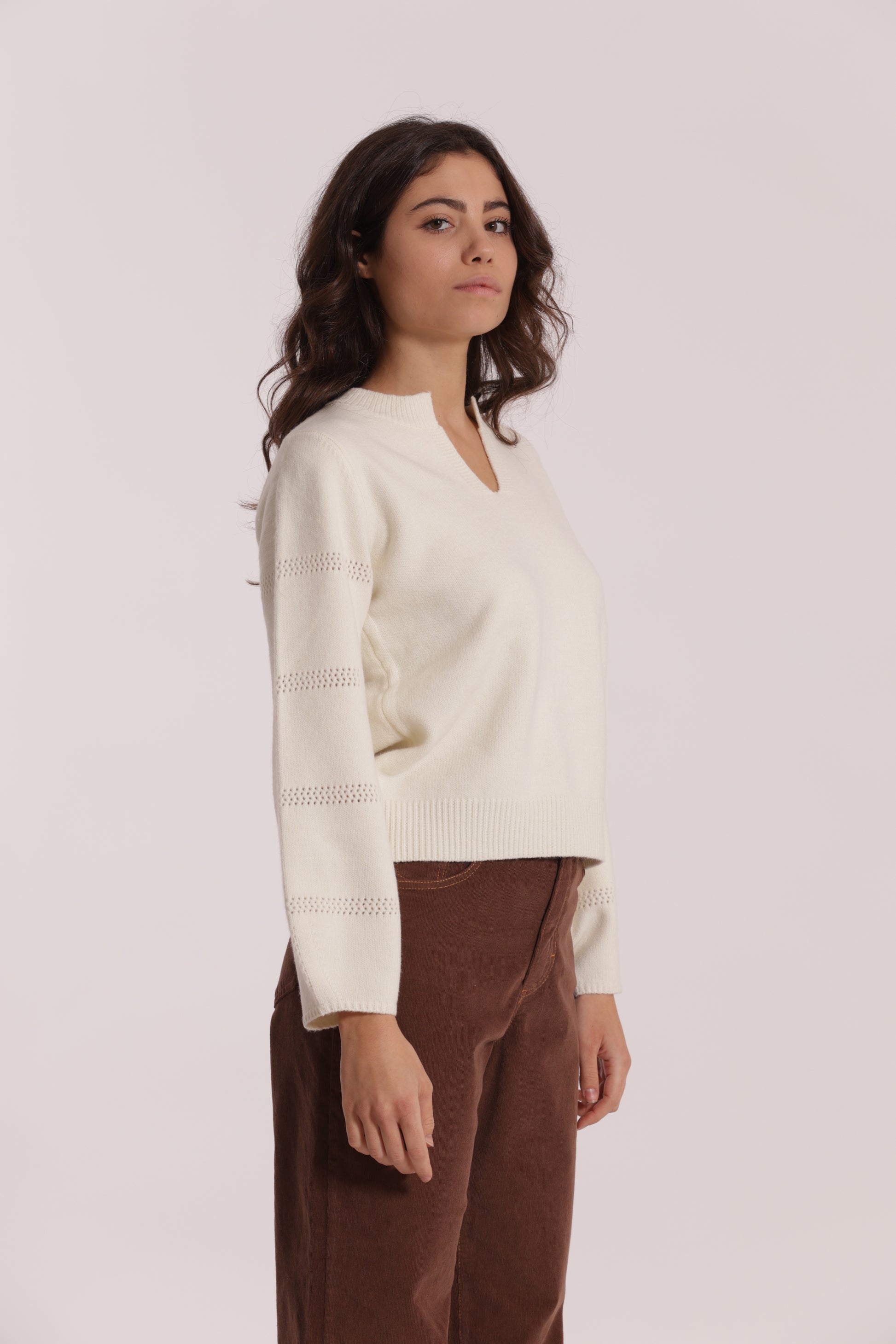 MAGLIA SCOLLO A V CON DETTAGLI SU MANICHE