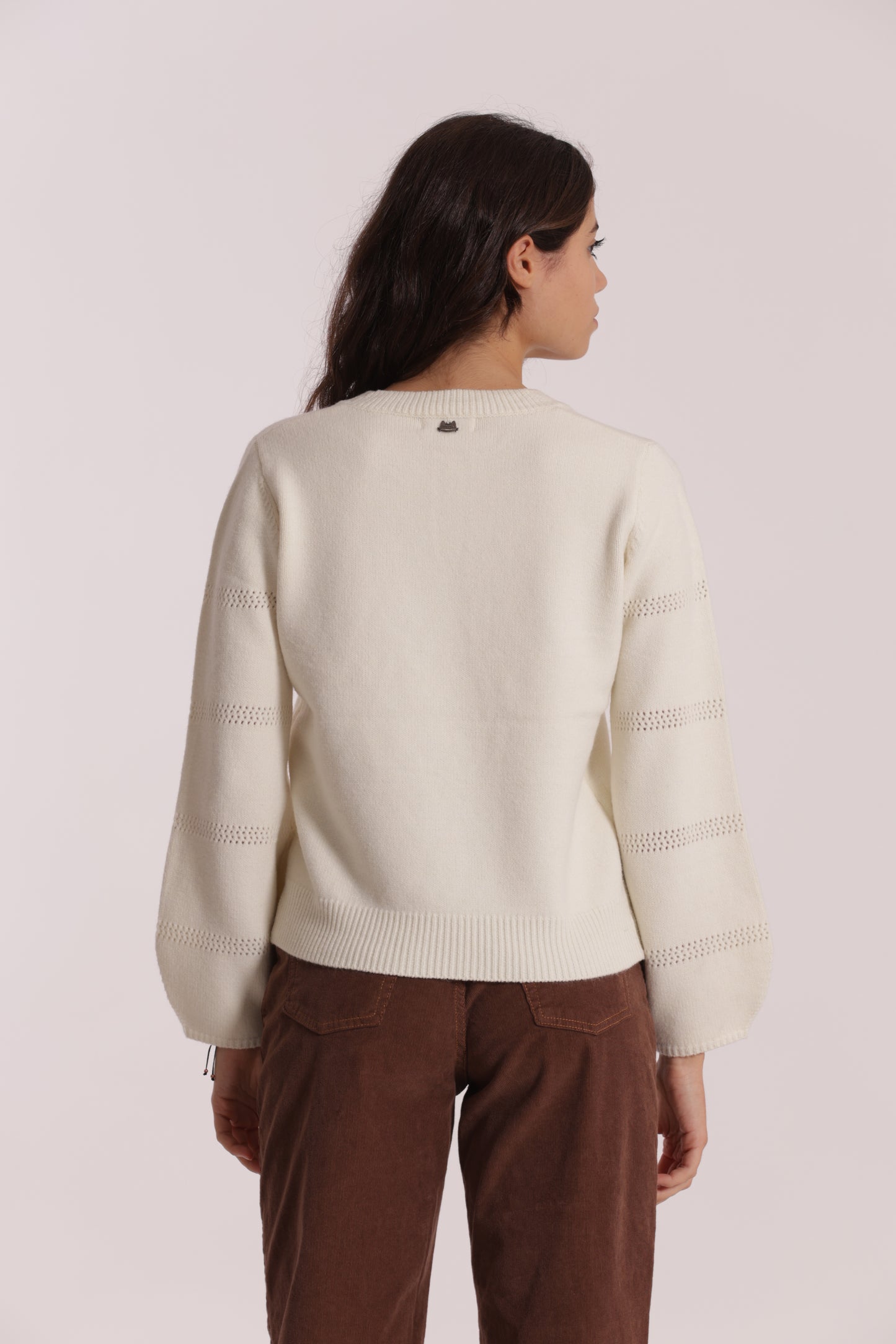MAGLIA SCOLLO A V CON DETTAGLI SU MANICHE