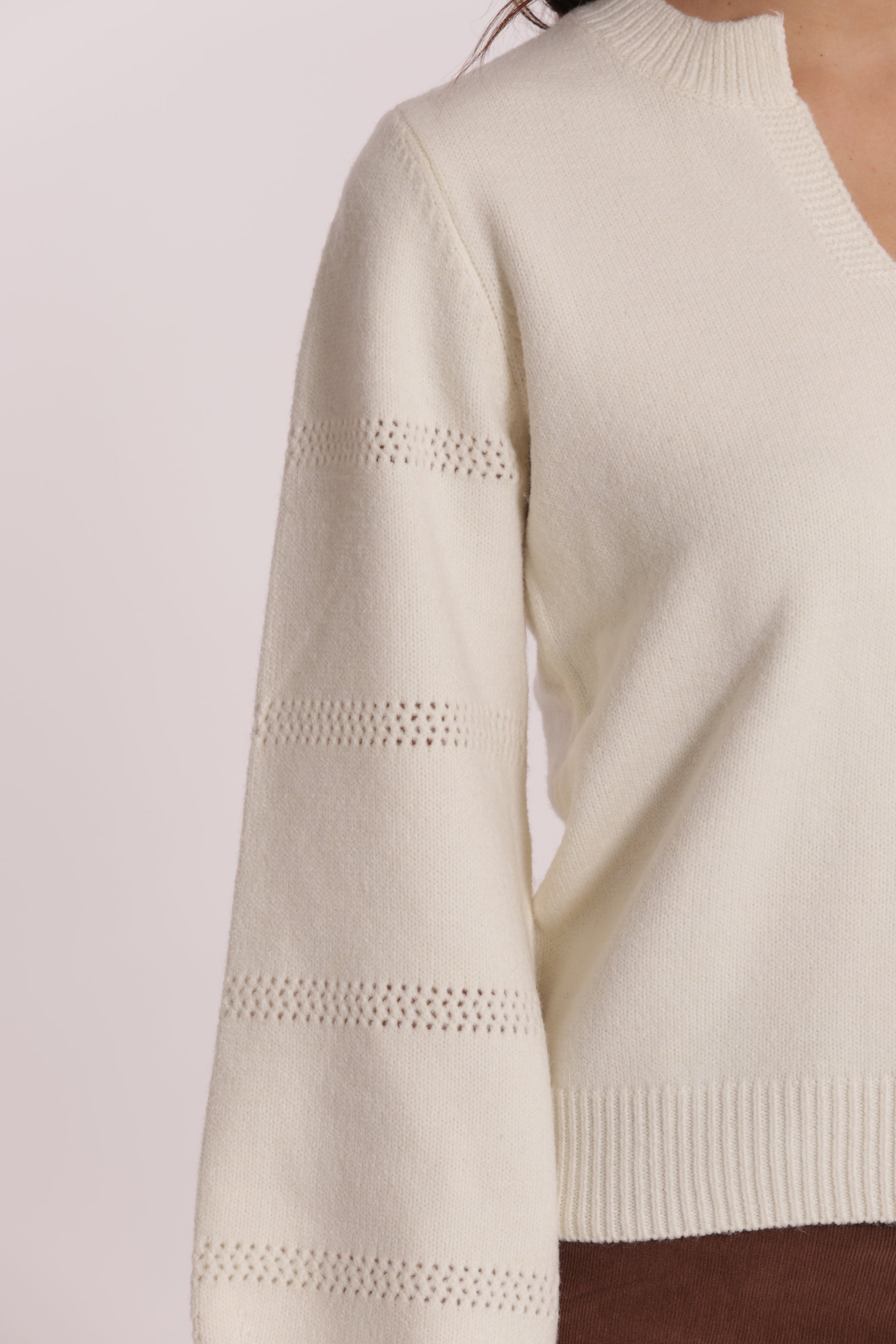 MAGLIA SCOLLO A V CON DETTAGLI SU MANICHE