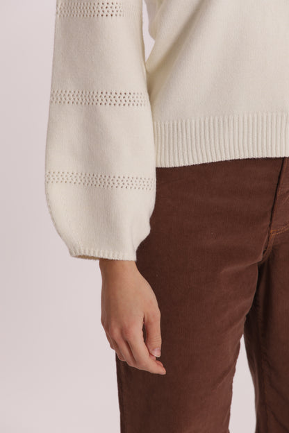 MAGLIA SCOLLO A V CON DETTAGLI SU MANICHE